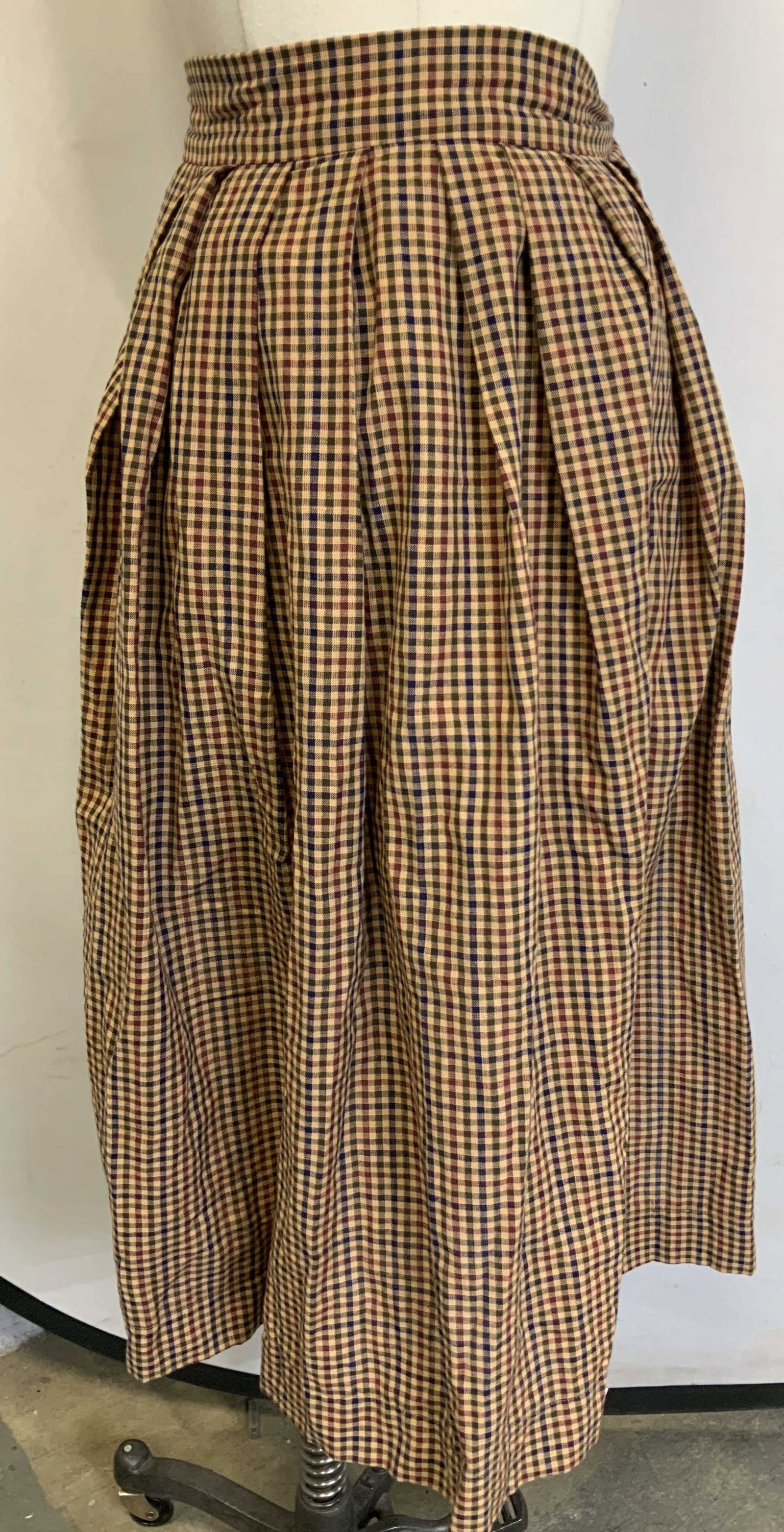 Vntg Abrahams Lady Prairie Style Gingham Apron USA: Vntg Abrahams Lady Prairie Style Gingham Apron Vintage apron has a prairie style & features a ruffled waist. Apron is light-colored & features a gingham check pattern. Pattern has shades of navy, gree