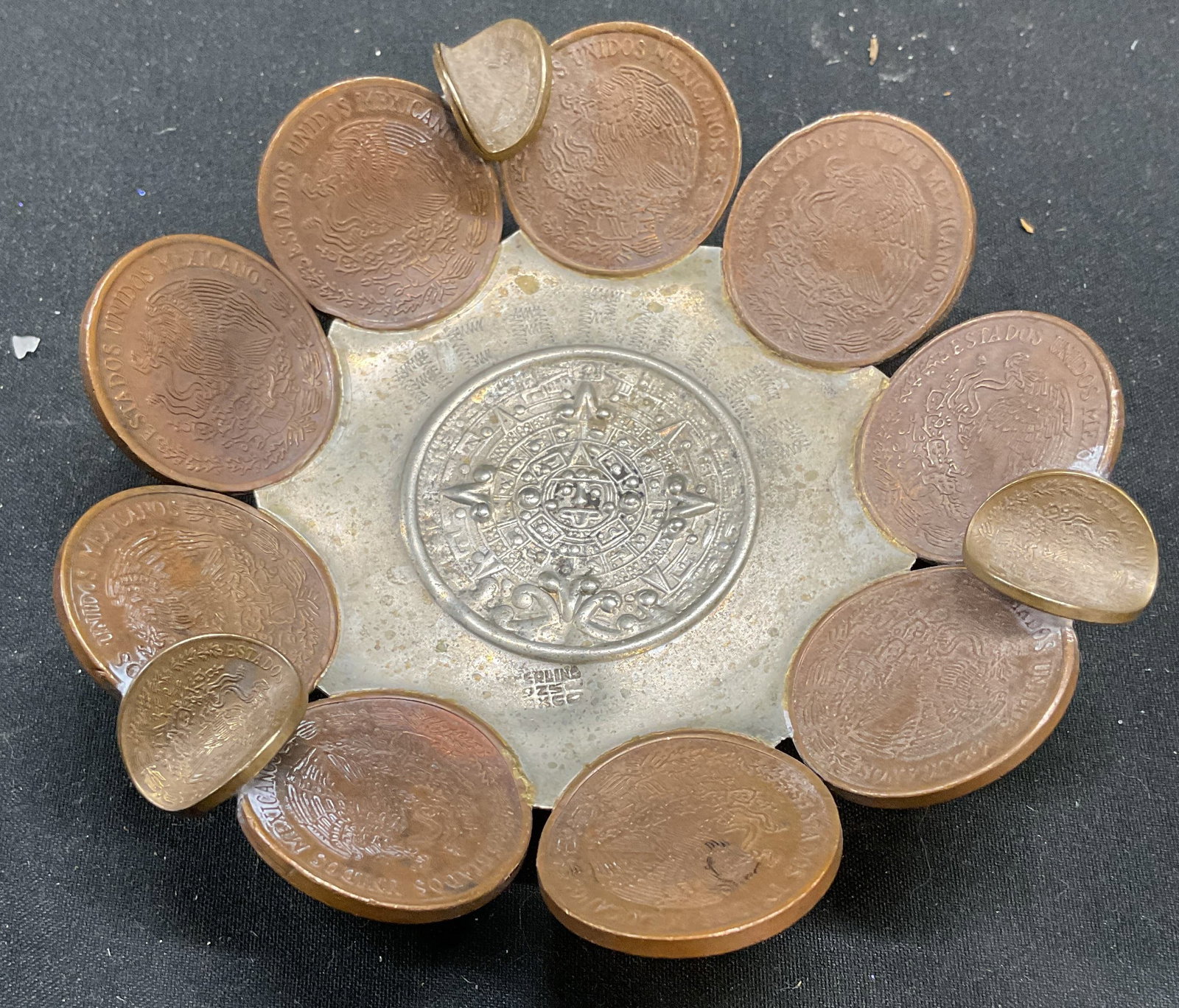 Vtg Sterling Silver Acapulco Coin Svnr Ashtray Mxc: Vintage 1970s Acapulco souvenir ashtray. Handmade. Sterling silver base with Aztec motif. Marked sterling. Made in Mexico. Etched Acapulco. Coin rim. Measures approx 4 x 1 inches. Total weight includi