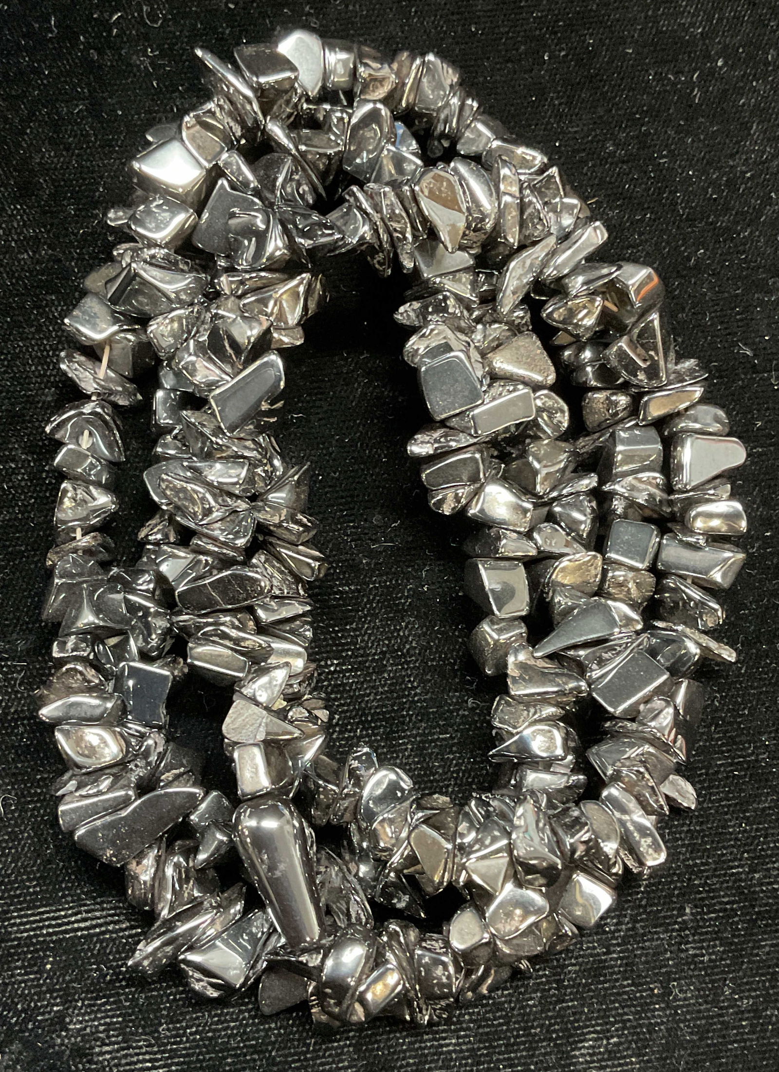 Hematite Metallic Chip Beaded Necklace: Hematite metallic silver tone chip beaded necklace. Drop length approx 17.5 inches. Some wear including scratching. Jewelry, estate jewelry, costume jewelry, cocktail jewelry, fashion jewelry, accesso