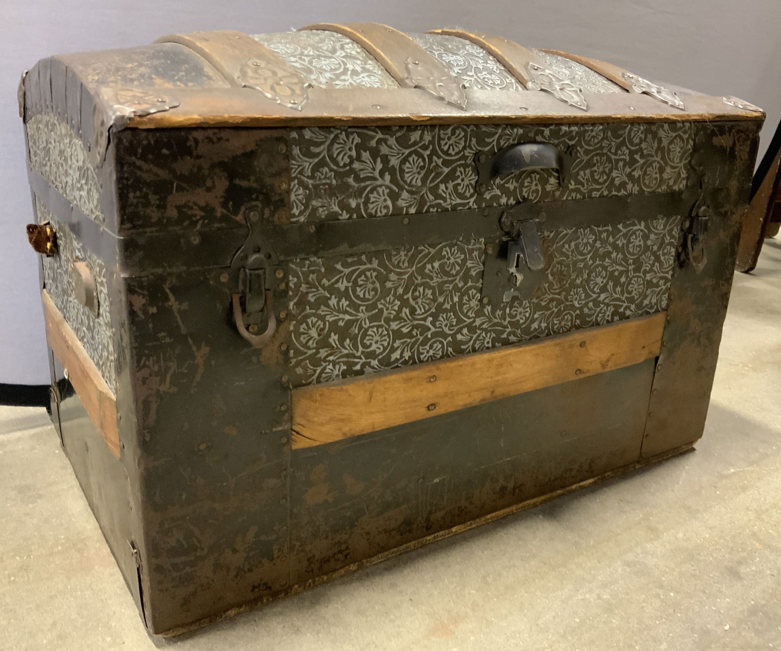 Antique Wood & Metal Steamer Trunk 26in W (1 of 11)