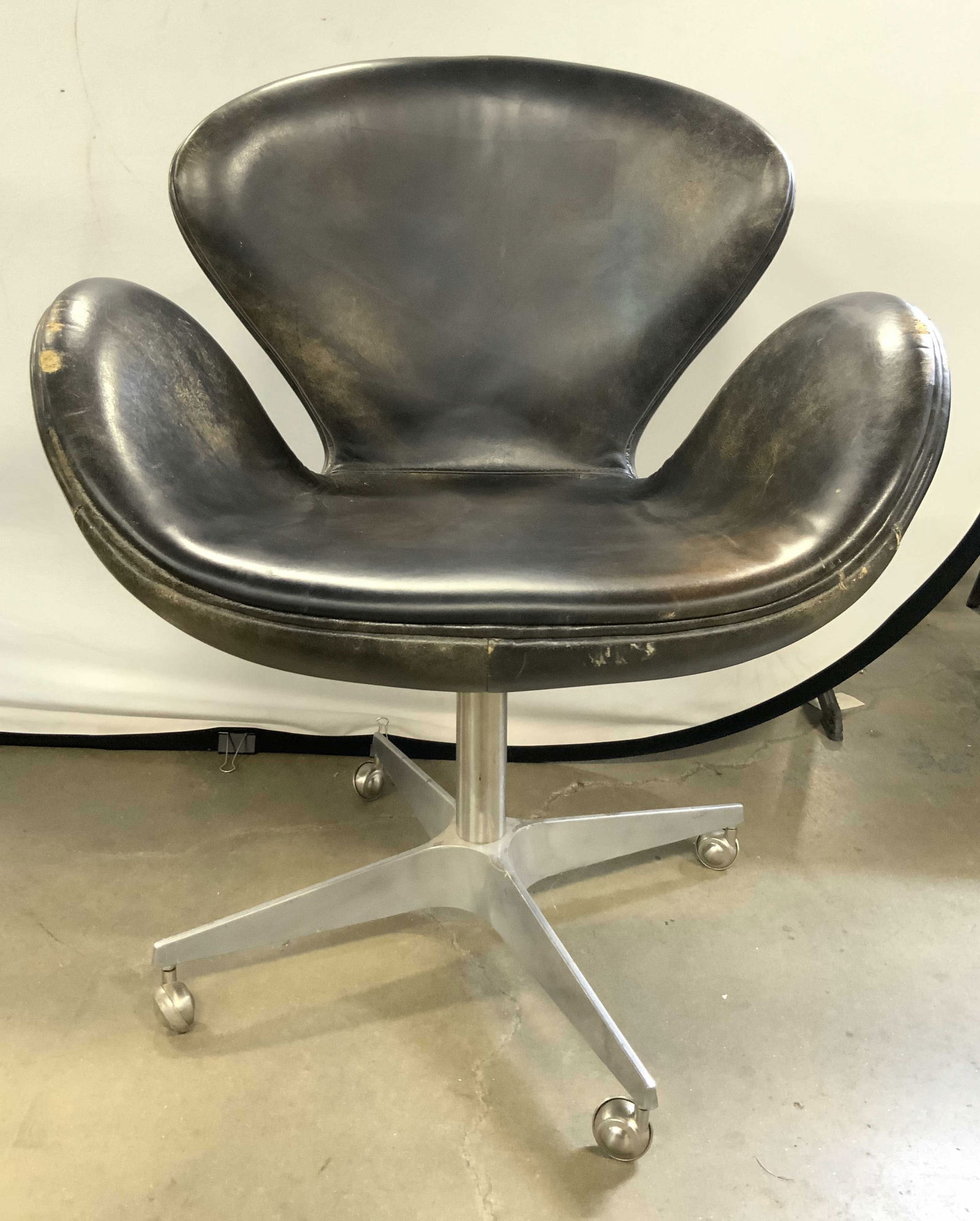 ARNE JACOBSEN Style MCM Swan Swivel Arm Chair (1 of 9)