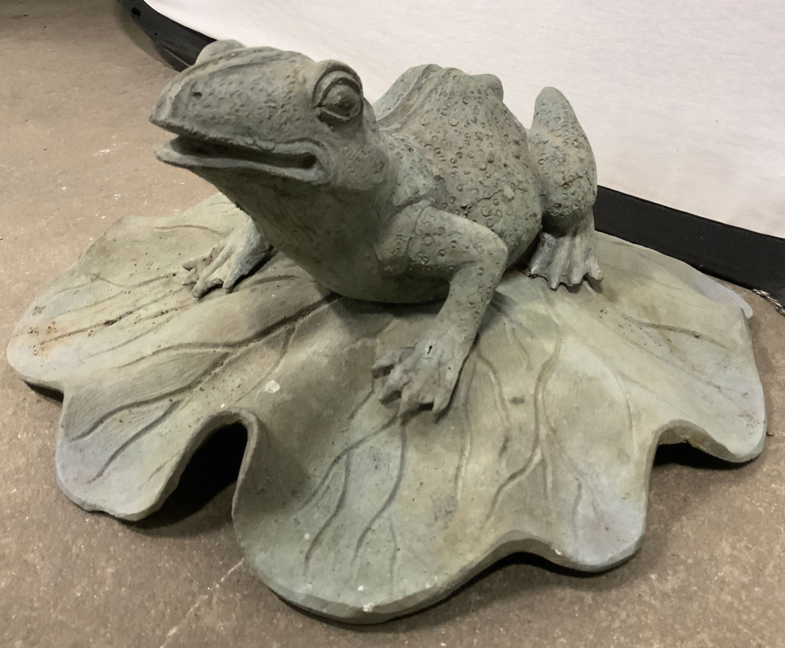 Vtg Outdoor Patina Brass Frog On Lily Pad Figure (1 of 8)