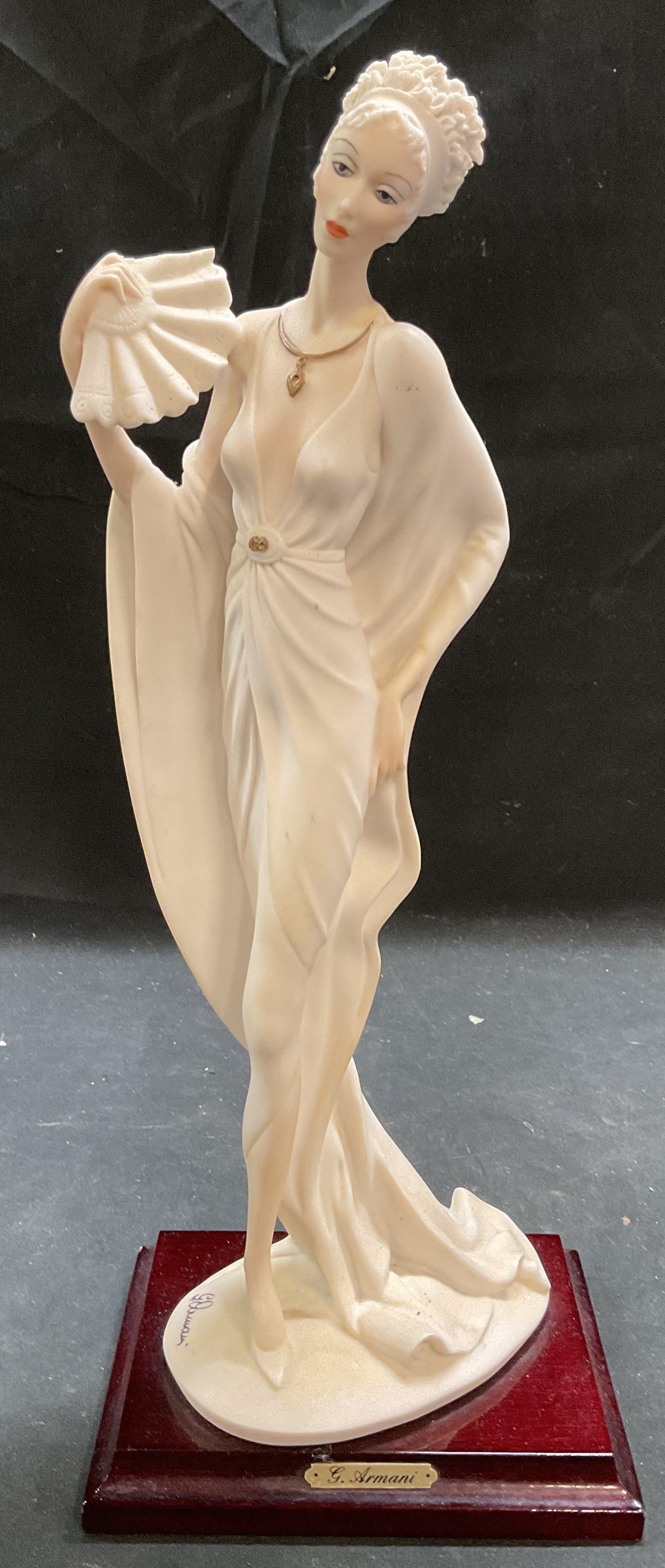 Armani Capodimonte Woman w Fan Porc Figurine: Vintage Giuseppe Armani 1989 Capodimonte porcelain figurine. Woman with fan. Signed. Made in Italy. Hand painted and gilt decoration. Wood base. Measures approx 5.5 x 4.25 x 13.5 inches. Some scratchi