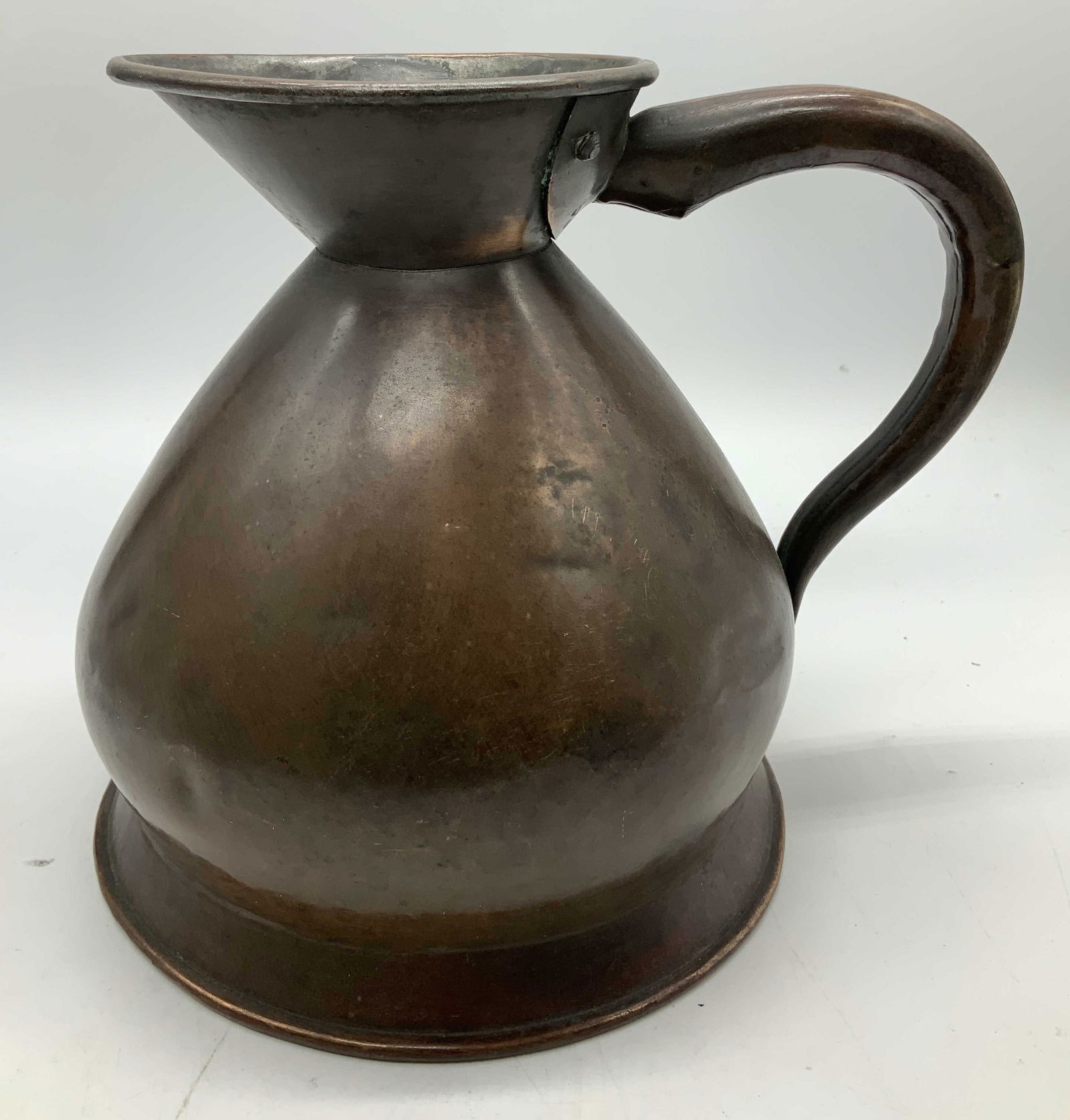 Antq V.R. Copper Haystack 2 Quart Measuring  Jug (1 of 7)