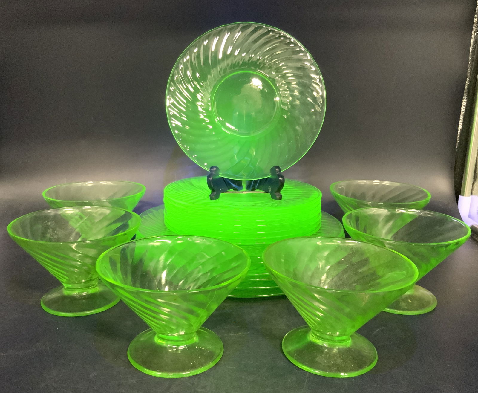 Set 20 Vintage Swirl Uranium Glass Tableware (1 of 8)