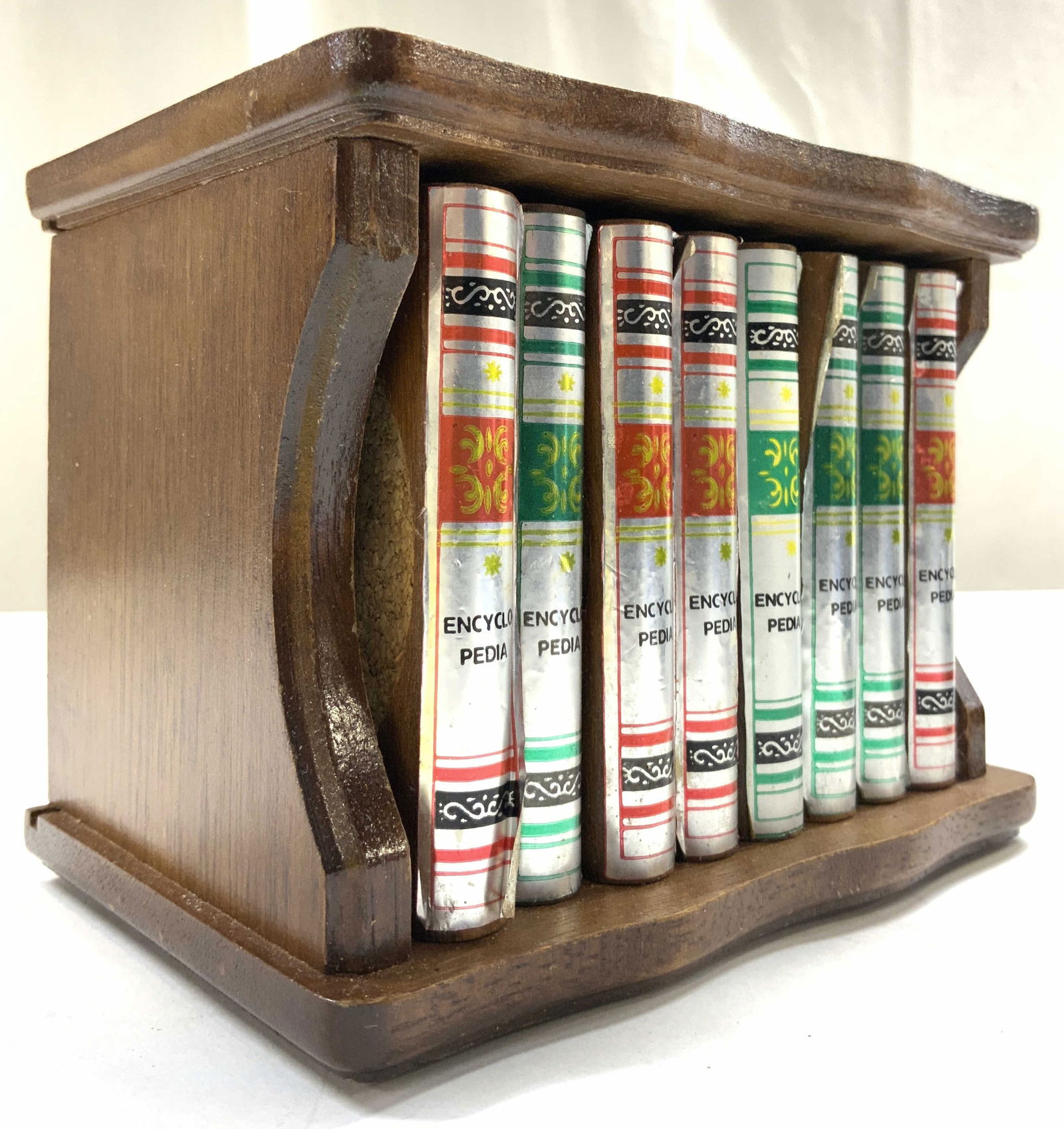 GOODWOOD Set 9 Wood Bkcase Figure W Coasters (1 of 9)