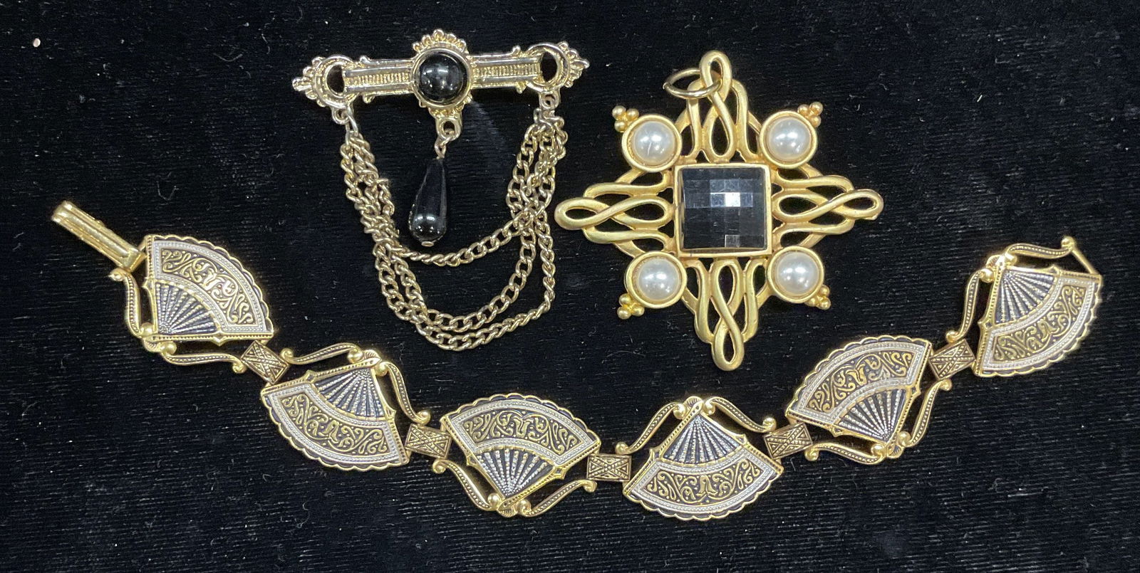 Lot 3 Gold Tone Bracelet, Pendant, Brooch (1 of 7)