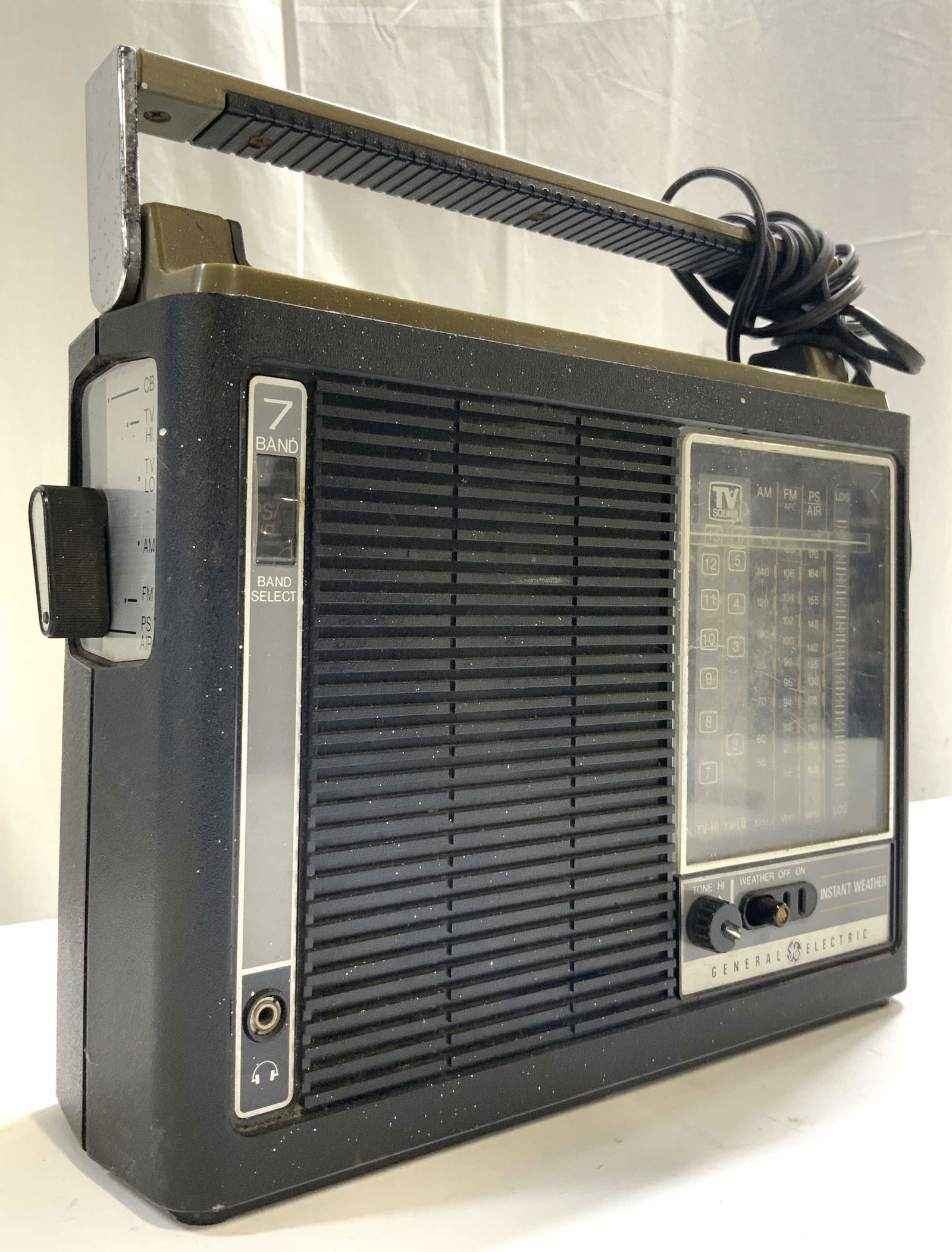 Vtg GE 7-2964A 7-Band Instant Weather Radio: Radio is trademarked GENERAL ELECTRIC GE. 2964A 7-Band Instant Weather Radio. Serial no 106628. Piece is vintage. Radio has extendable antenna. Piece has handle. Side of radio have dials. Piece measur