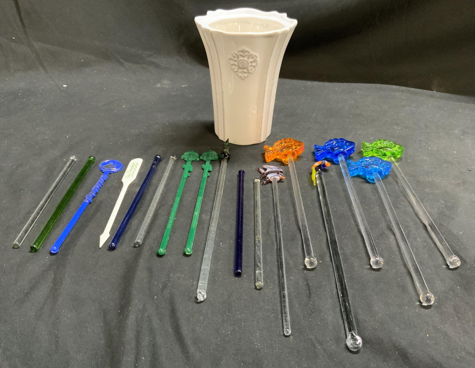 Lot 18 Porc Vessel & Asst Gls & Plastic Stirrers (1 of 10)