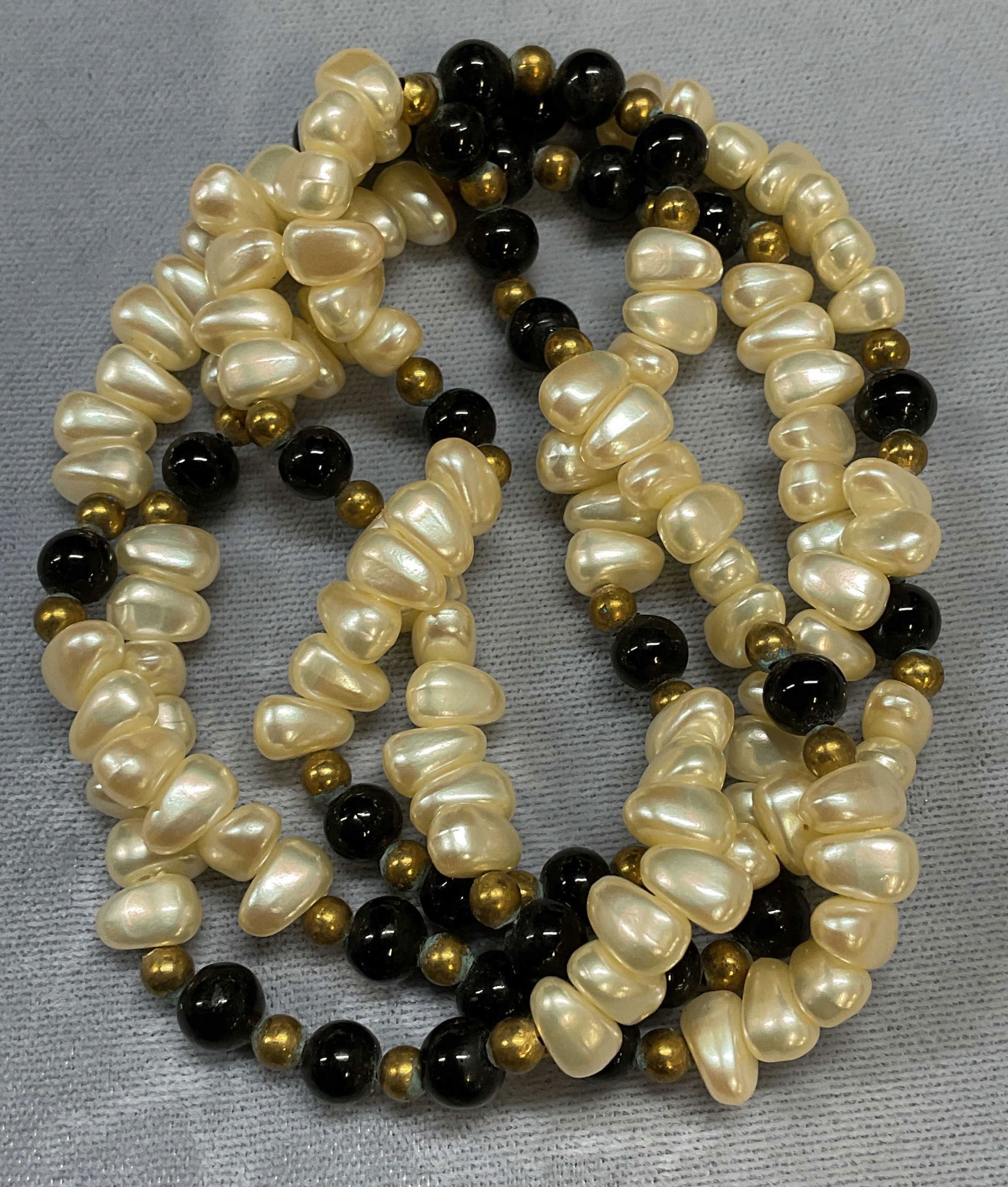 Vtg Gold Tn Black Faux Pearl Beaded Necklace: Vintage faux pearl necklace with gold tone and black accent beads. Drop length approx 16 inches. Some wear including scratching. Jewelry, estate jewelry, costume jewelry, cocktail jewelry, fashion jew