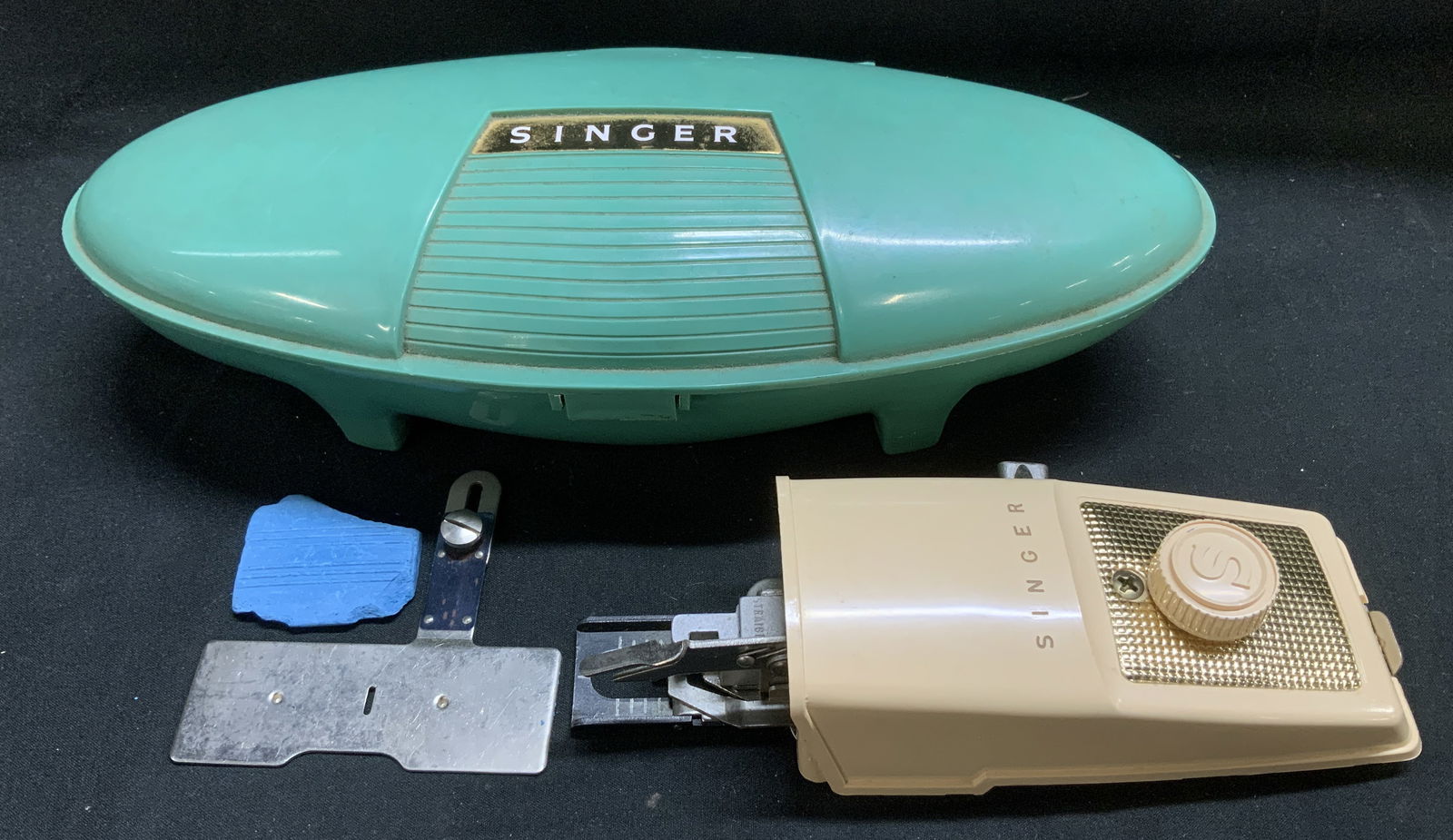 Vntg SINGER Buttonholer W Green Clamshell Case (1 of 9)