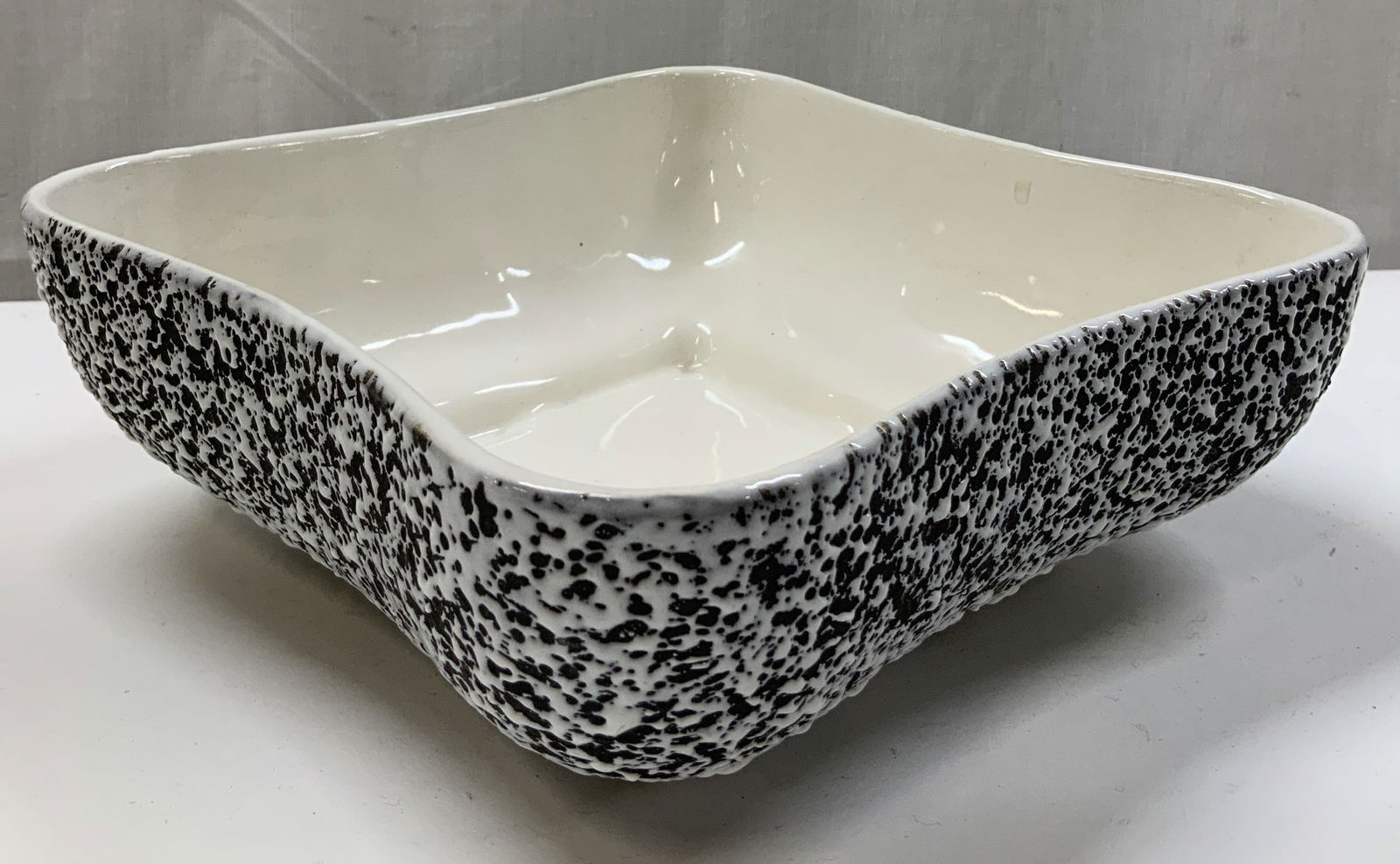 Vntg Shawnee KENWOOD Splatter Ceramic Bowl: Bowl is ceramic material & features a white interior with a black exterior covered in a speckled white glaze. Scalloped edge. Signed & marked on underside. Reads, KENWOOD 2116. USA. Surface wear consi