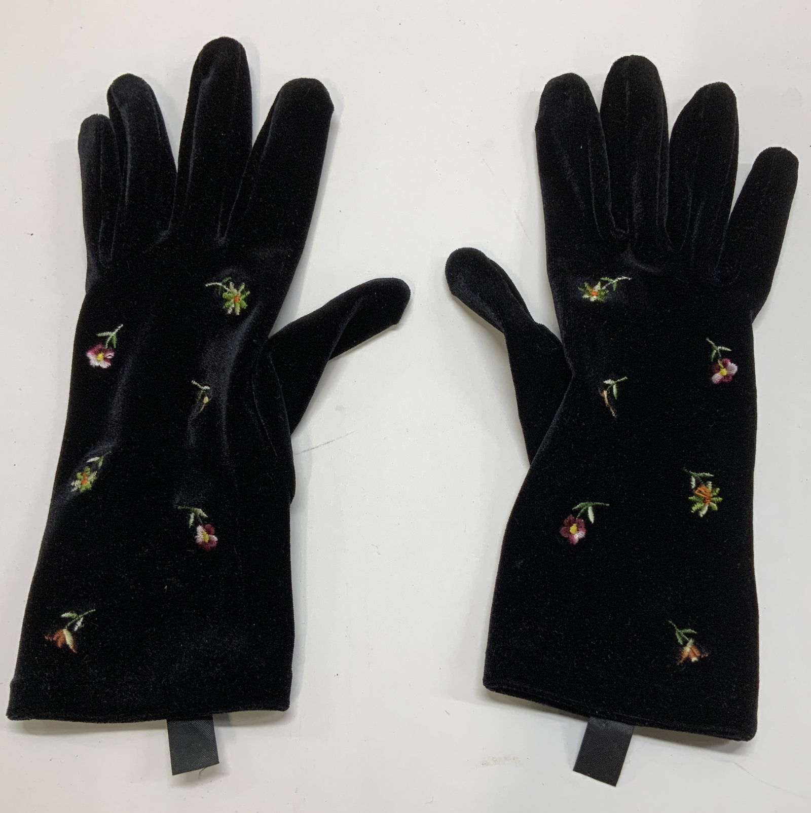 Vntg Embroidered Floral Velvet Gloves: Gloves appear to be velvet material & feature an embroidery floral motif pattern. Signed & marked. Reads, 100% POLYESTER. ONE SIZE. Surface wear consistent to age, use & exposure. Measurements: length