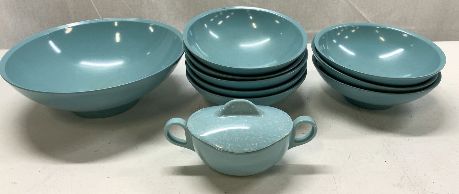 Lot Vntg. BOONTONWARE USA Bowls & Sugar Bowl W Lid: Group Lot Vntg. BOONTONWARE USA Bowls & Sugar Bowl W Lid Light blue Boonton ware set, 1 big melamine bowl, 8 bowls & a sugar bowl w lid. Lid has a speckled pattern, and sugar bowl has 2 handles. Under