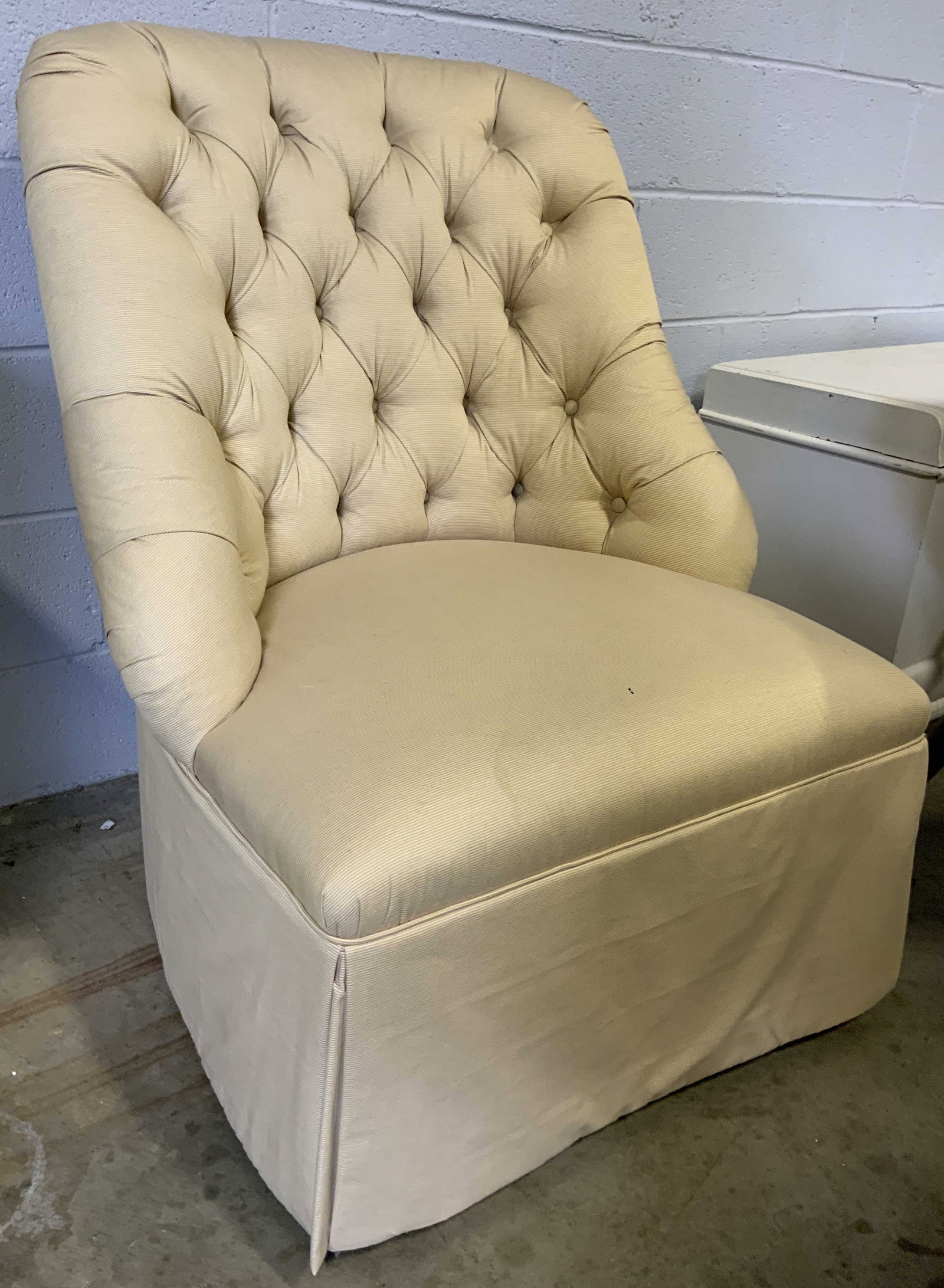 DREXEL HERITAGE Vtg Uph Tufted Swivel Arm Chr: Tag on underside reads DREXEL HERITAGE. Armchair appears to be vintage. Piece has barrel backrest with tufted detailing. Chair is skirted. Yellow toned upholstery. Chair swivels. Measures approximatel