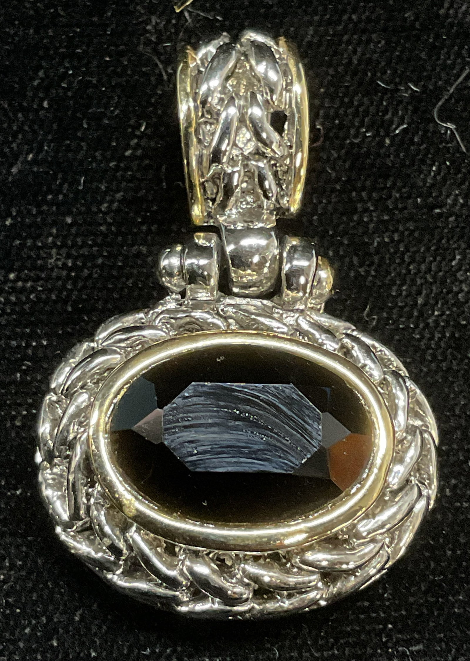 Silver Tone Chain Black Crystal Pendant: Silver tone chain frame pendant with black crystal. Measures approx 1.5 x 1 inches including bail. Some scratching. Jewelry, estate jewelry, costume jewelry, cocktail jewelry, fashion jewelry, accesso