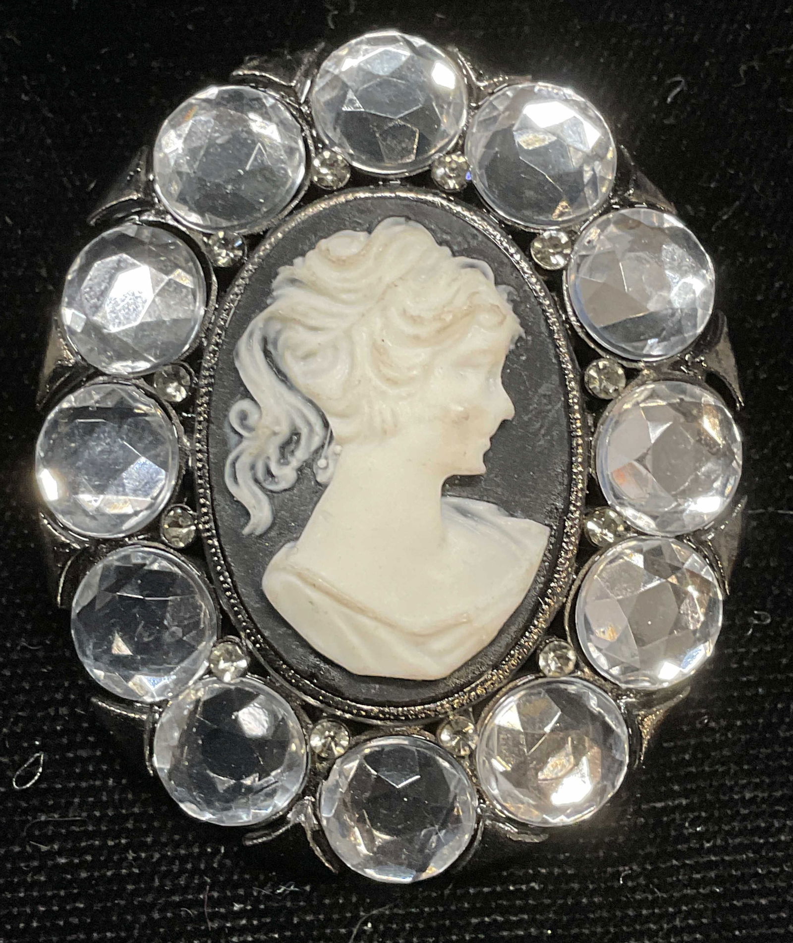 Lee Angel Silver Tone Crystal Cameo Brooch (1 of 6)