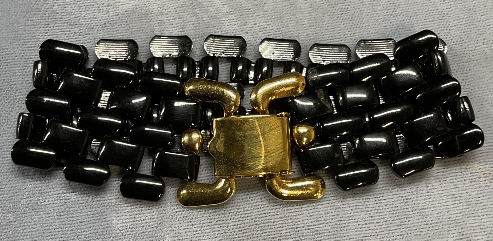 Vtg Napier Black Glass Mesh Chain Bracelet: Vintage Napier black glass mesh chain bracelet with gold tone clasp. Signed. Measures approx 7 inches long. Some scratching. Jewelry, estate jewelry, costume jewelry, cocktail jewelry, fashion jewelry