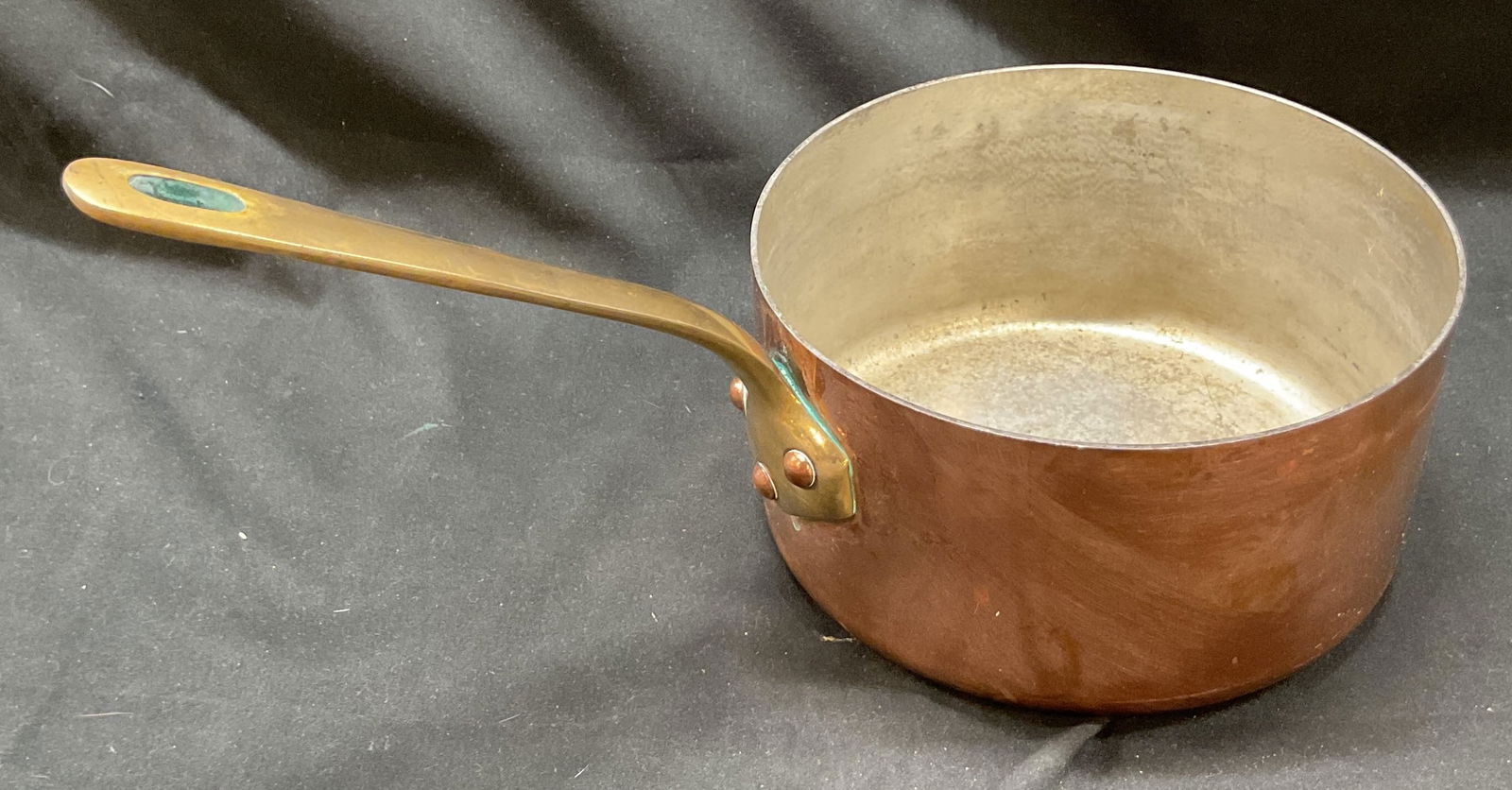 Antique Mauviel Copper Saucepan Pot France: Antique mauviel copper saucepan pot. Silver tone interior. Brass Handle. Side reads MAUVIEL FRANCE. 12 x 3.5 x 6.5 inches. Made in France. Measurements Include handle. Some staining, discoloration, an
