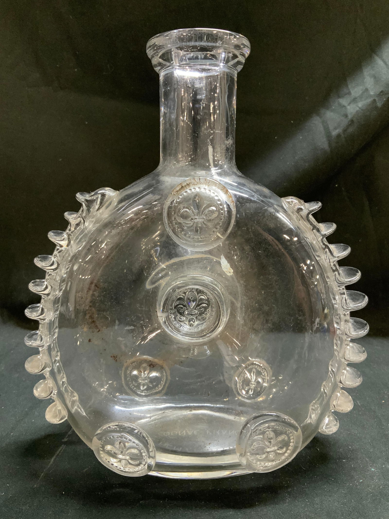 Vntg Baccarat Remy Martin LouisXII Decanter FRANCE: Remy Martin Louis XIII cognac decanter, which is a Baccarat crystal bottle. Features fleur-de-lis medallions and spikes. Handcrafted. Surface wear consistent to age, use & exposure. Measurements: leng