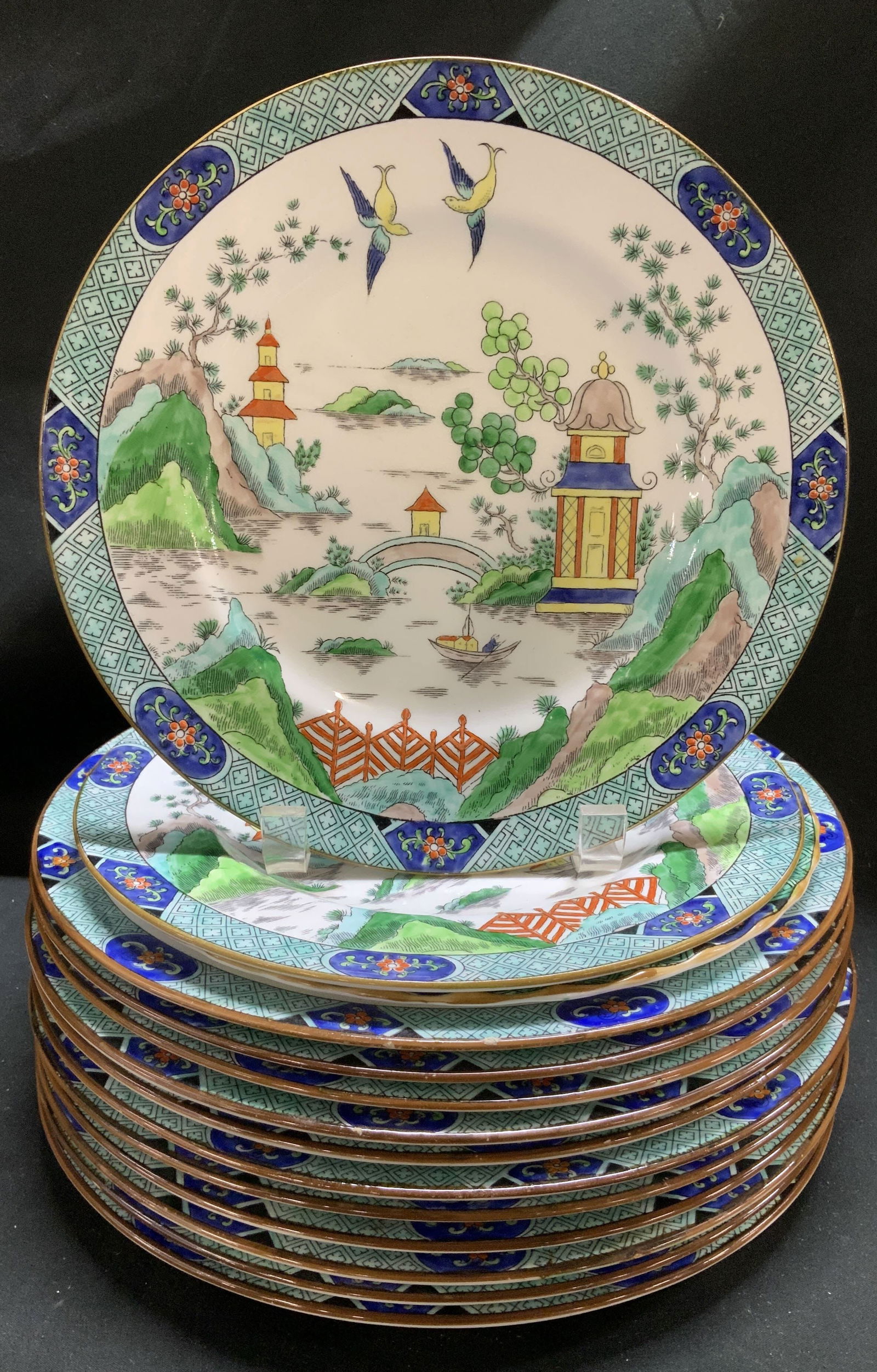 Set14 AYNSLEY ENG Chinese Willow Porc Plates: Lot includes, 11 dinner plates & 3 salad plates. 1 plate has a scalloped rim. Pieces feature Chinese-style landscape with a bridge, hills, & a body of water. The border of the plate has a geometric pa
