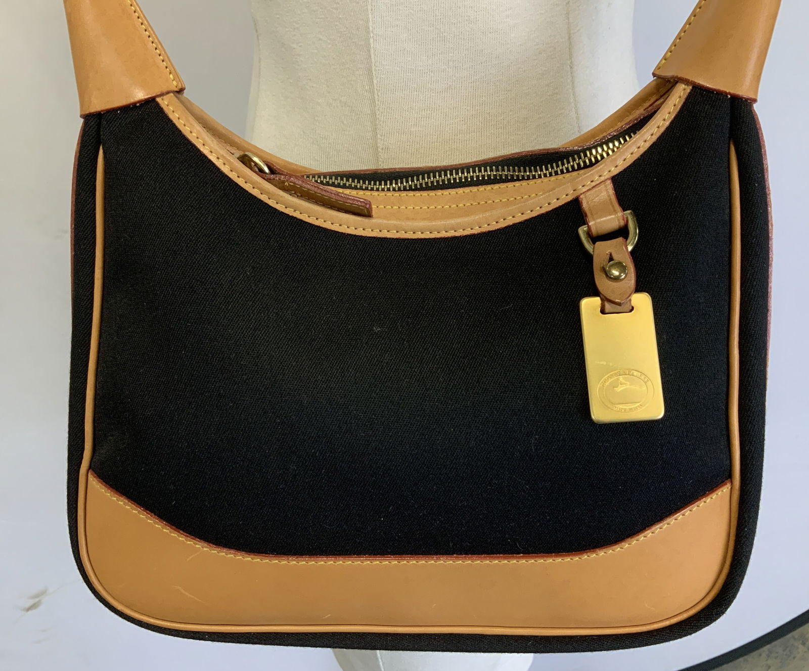 Dooney & Bourke Hobo Style Handbag USA (1 of 8)