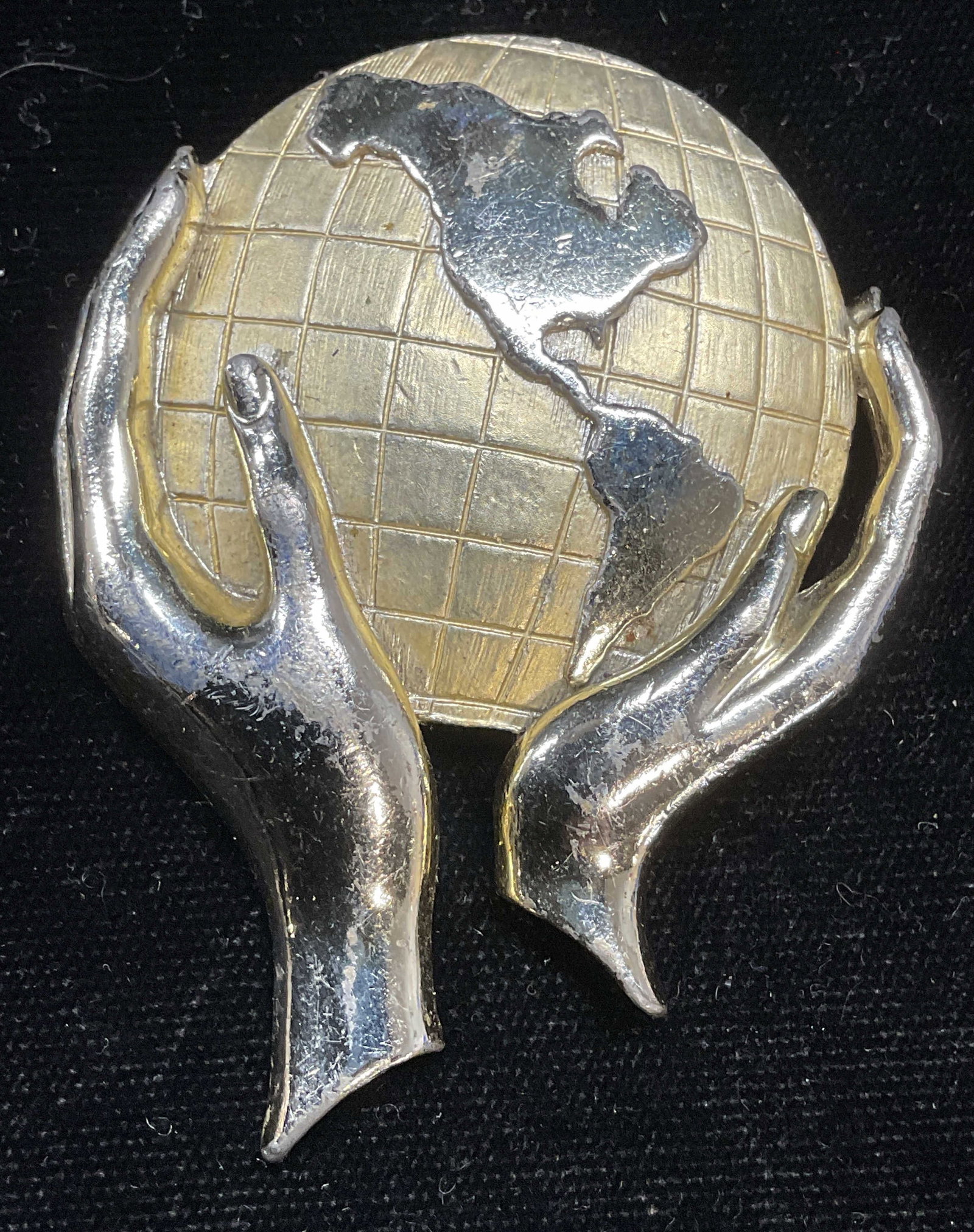 Vtg Silver & Gold Tone Hands Globe Brooch: Vintage silver and gold tone hands holding globe motif brooch. Measures approx 2.5 x 1.75 inches. Some scratching. Jewelry, estate jewelry, costume jewelry, cocktail jewelry, fashion jewelry, accessor