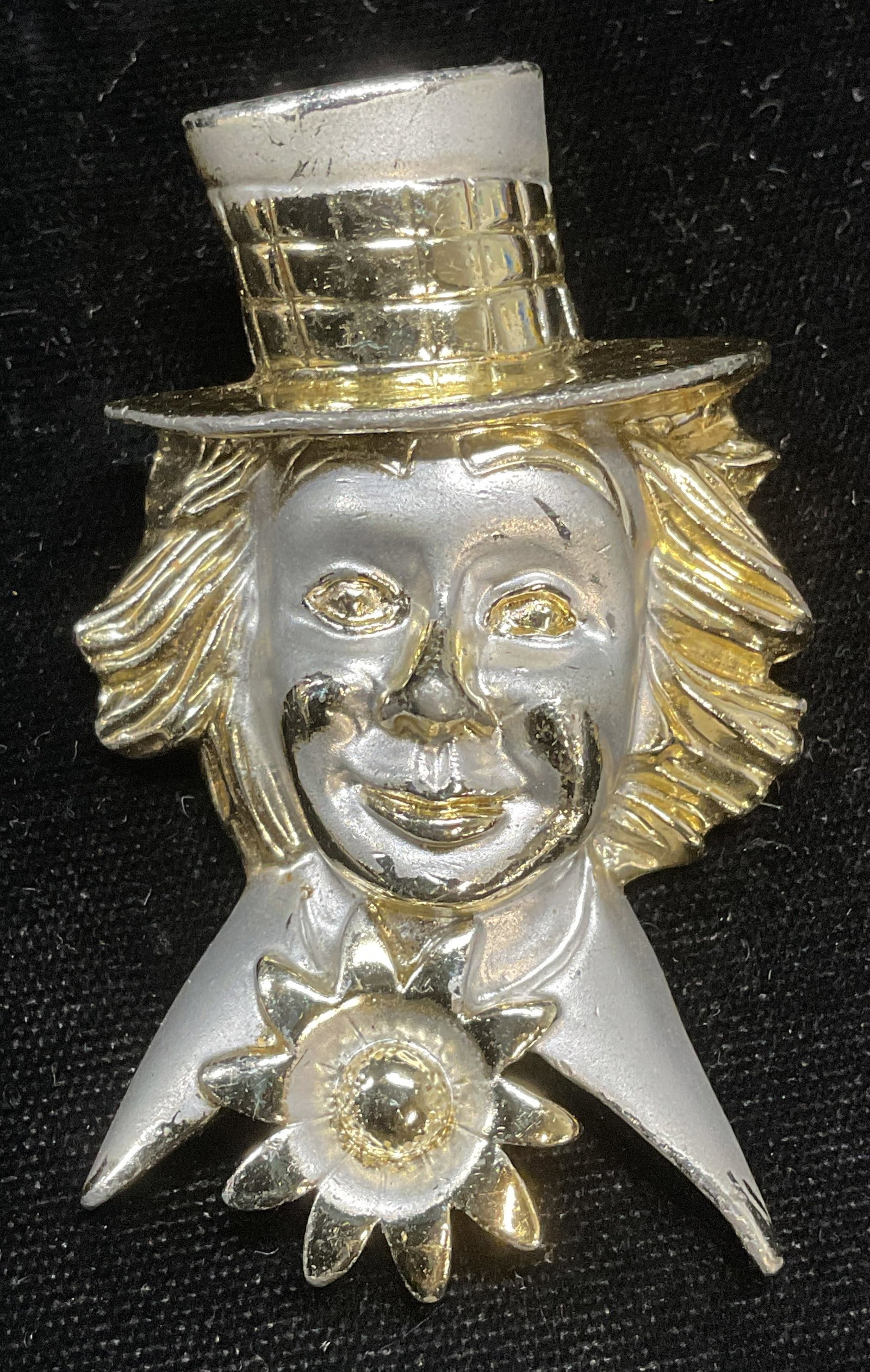 Vtg Silver & Gold Tone Clown Head Brooch: Vintage silver and gold tone clown head motif brooch. Measures approx 2.5 x 1.5 inches. Some scratching. Jewelry, estate jewelry, costume jewelry, cocktail jewelry, fashion jewelry, accessories, fashi