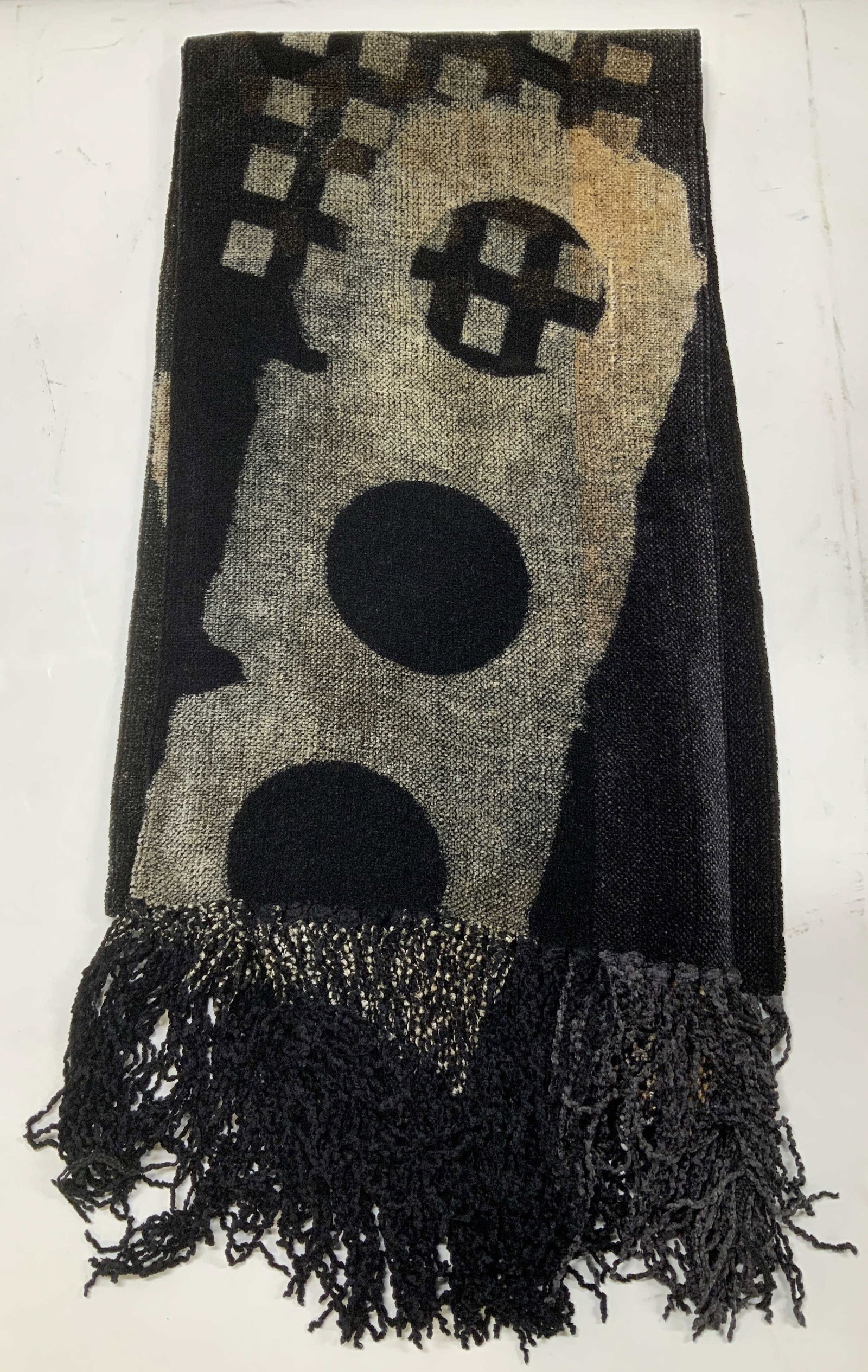 Vntg Maude Diggs Handwoven Abstract Scarf: Scarf features an abstract, geometric pattern with large circles and squares. Black & grey toned. Fringes at bottom. Appears to be synthetic material. Signed & marked. Reads, MAUDE DIGGS. HANDWOVEN EL