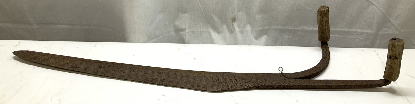 Antq Primitive Dbl Handle Serrated Hay Knife 3ft: Antique, possible vintage. Hay knife featuring a long serrated blade with dual wooden handles. Used for possible cutting & slicing through hay. Steel & wooden material. No visible signature or marking