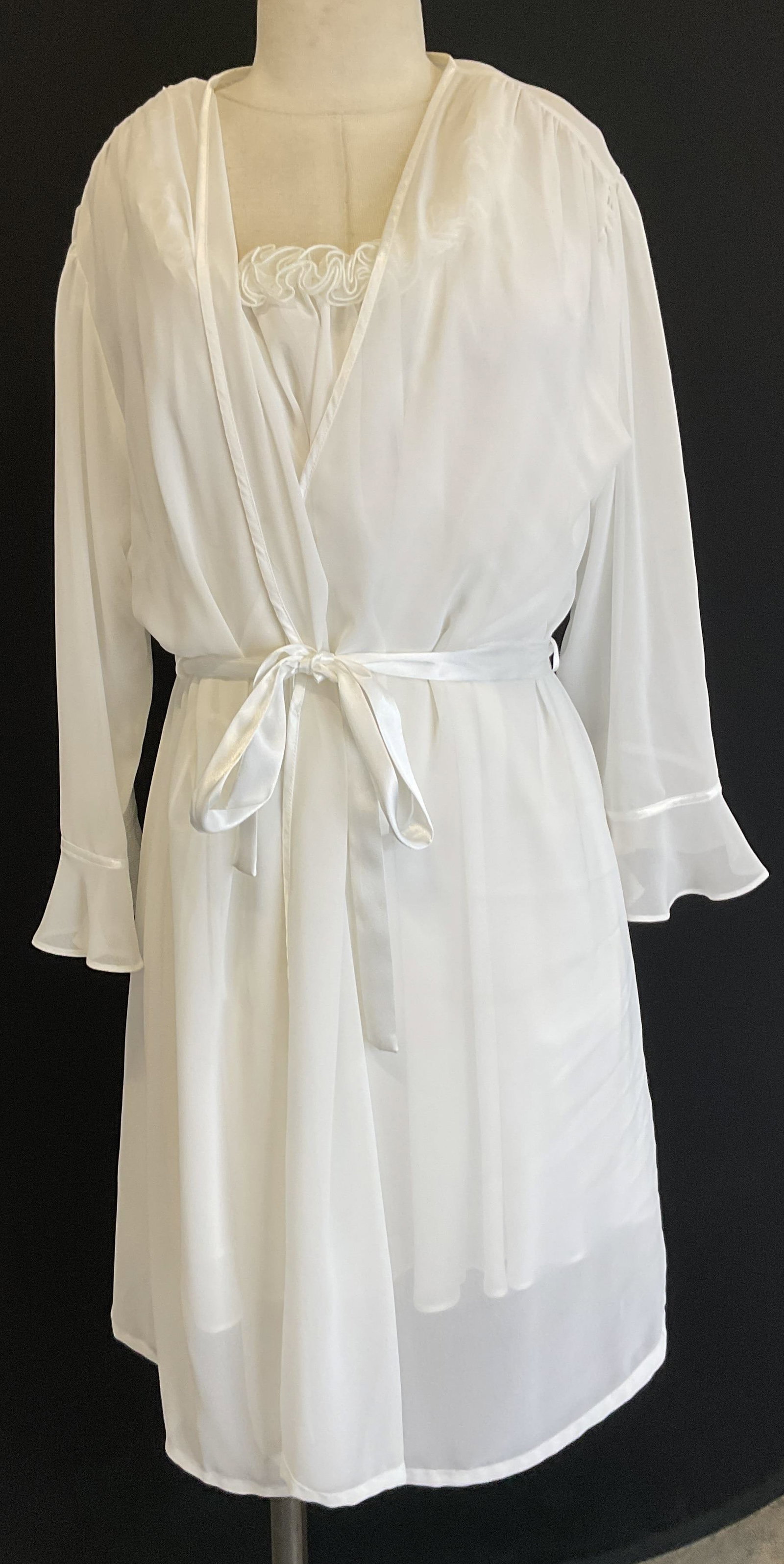 Set Oscar de la Renta White Polyester Nightwear: Set Oscar de la Renta white polyester nightgown and robe. Ruffled straps on gown, belted waist. Flared sleeves. 100% polyester. Gown size L. Robe size M. Some surface wear consistent with exposure, sl