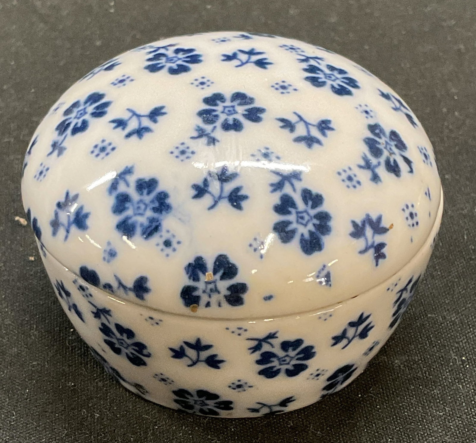 Blue & White Floral Porcelain Trinket Box JAPAN: Blue and white floral pattern porcelain trinket box. Made in Japan. Measures approx 2 x 1.25 inches. Some scratching. Trinket box, porcelain trinket box, flower trinket box, home decor, home accessori
