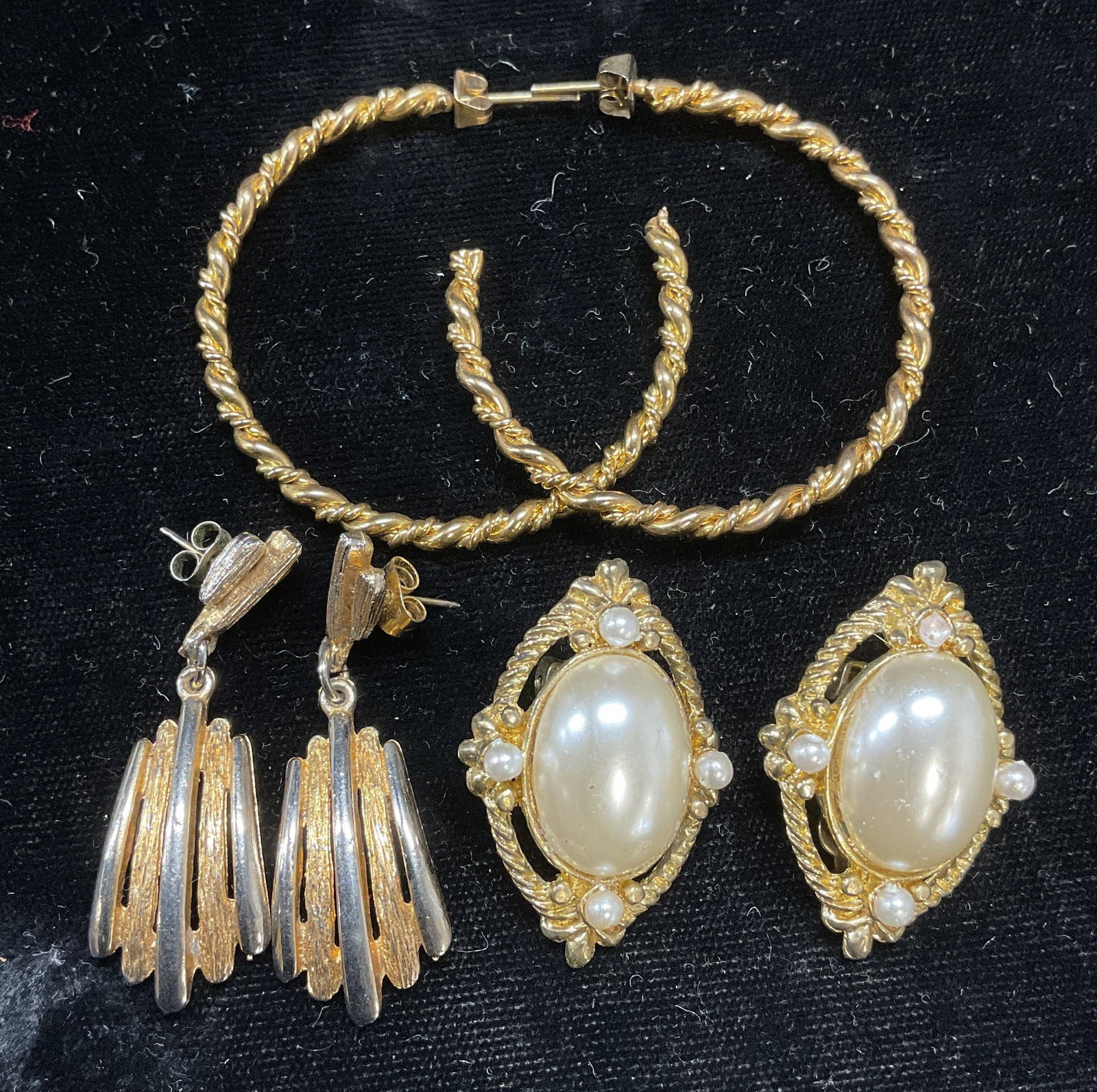 Lot 3 Gold Tone & Faux Pearl Earrings: Lot of 3 jewelry pieces. Gold tone twisted hoop earrings, brushed gold tone dangle earrings, gold tone and faux pearl earrings. Largest measure approx 1.75 inches wide. One faux pearl needs replacemen