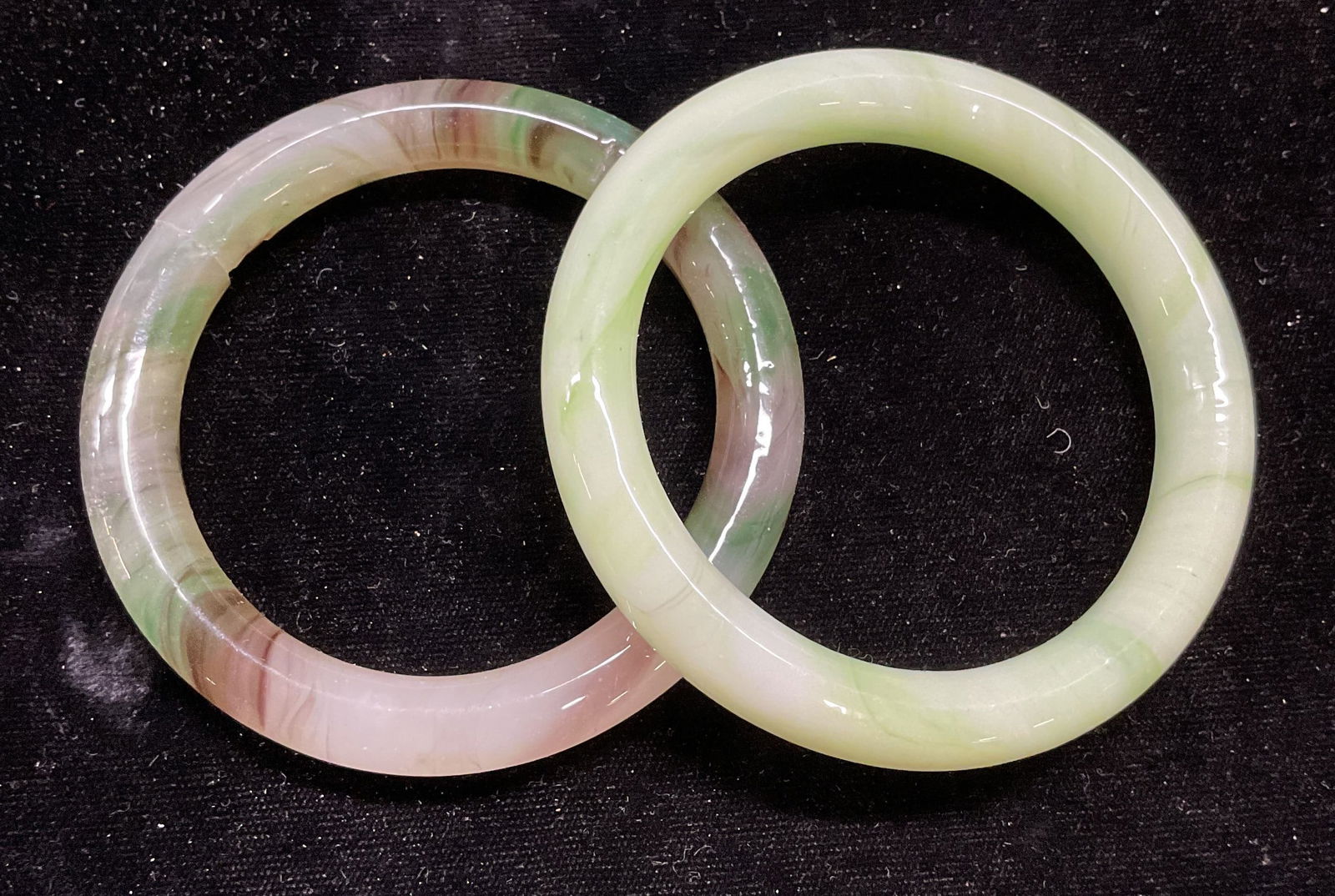 Lot 2 Handmade Green Swirl Art Glass Bangles: Lot of 2 handmade green swirl chunky art glass bangle bracelet. Measures approx 2 3/8 inches wide each. Chipping to one piece. Some wear including scratching. Jewelry, estate jewelry, costume jewelry,