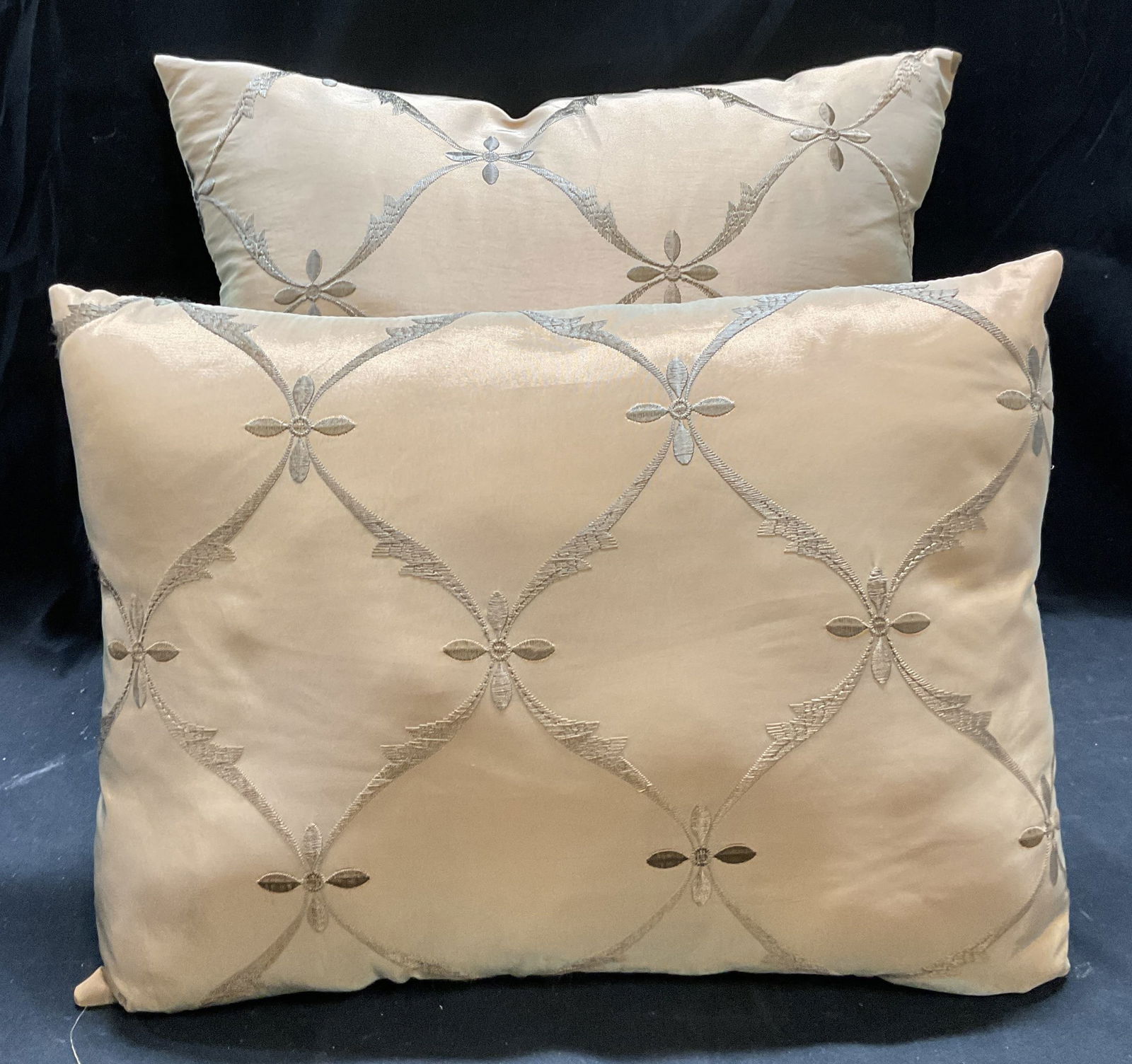 Lot 2 Green Satin Embroidered Throw Pillows (1 of 6)
