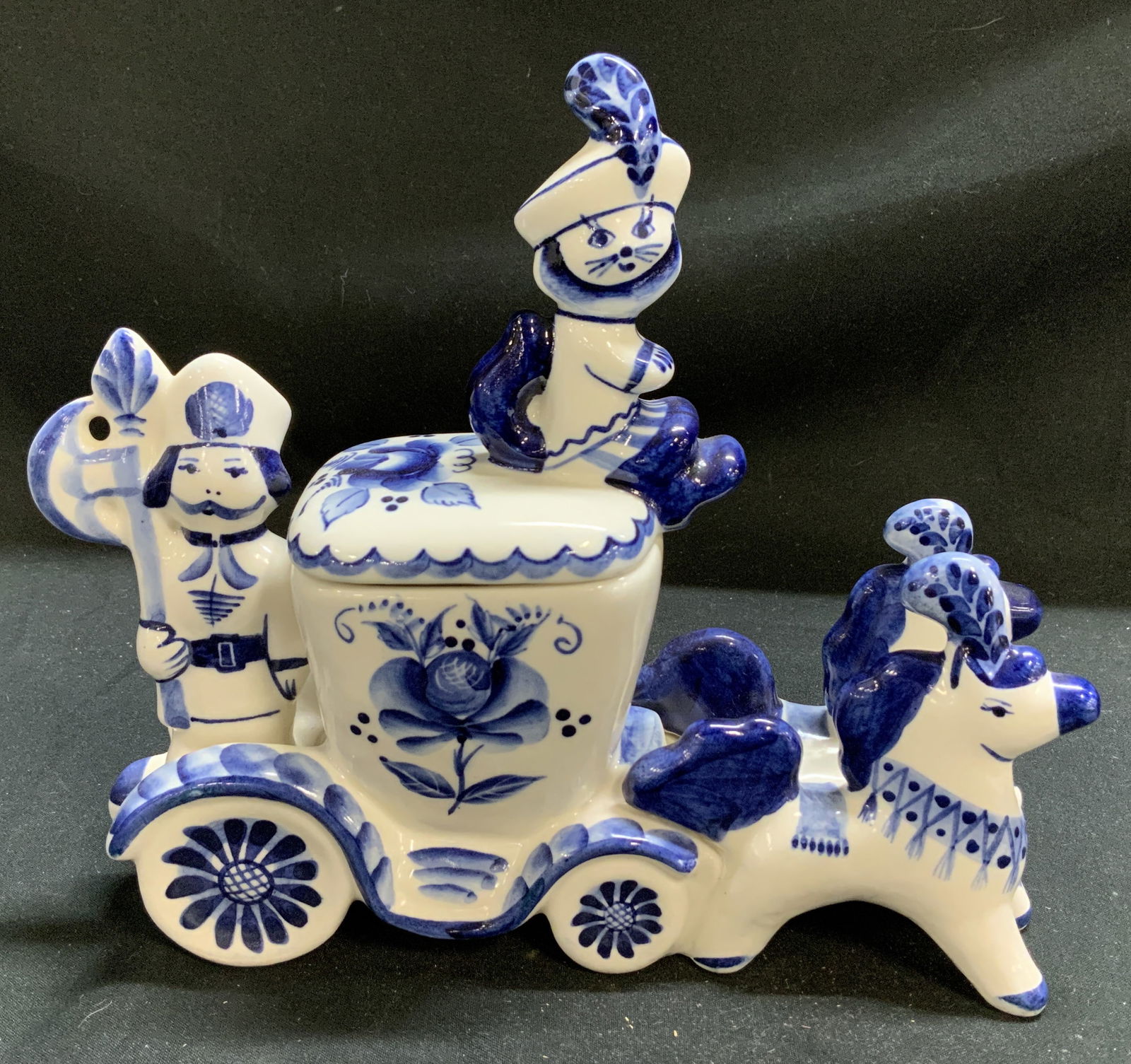 Vntg GZHEL Lidded Vessel Horse Carriage Fig RUSSIA (1 of 7)