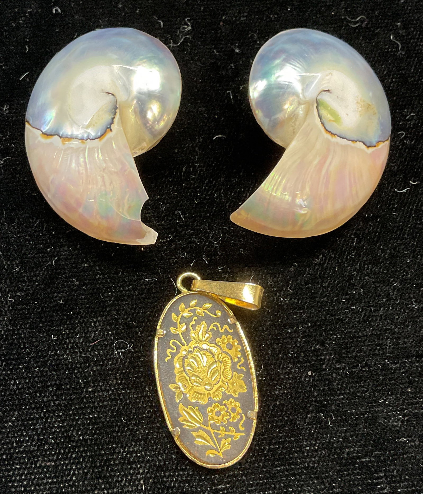Lot 2 Shell Earrings & Damascene Style Pendant: Lot of 2 jewelry pieces. Shell stud earrings and gold tone black damascene style pendant. Larger piece measures approx 1.5 x 1 inches. Small chip on one earring. Some scratching. Jewelry, estate jewel