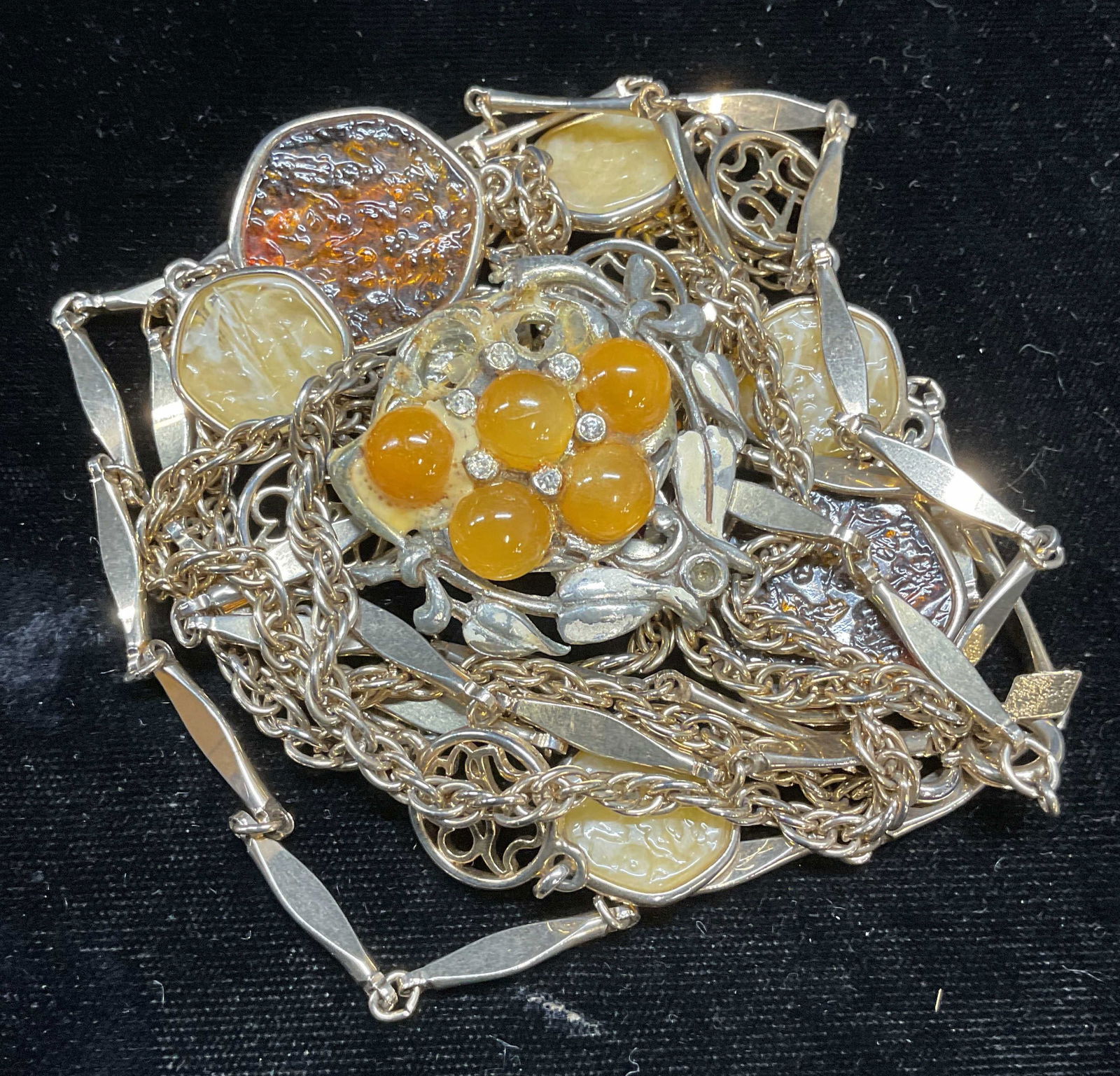 Lot 2 Sarah Coventry Necklace, Fur Clip (1 of 6)