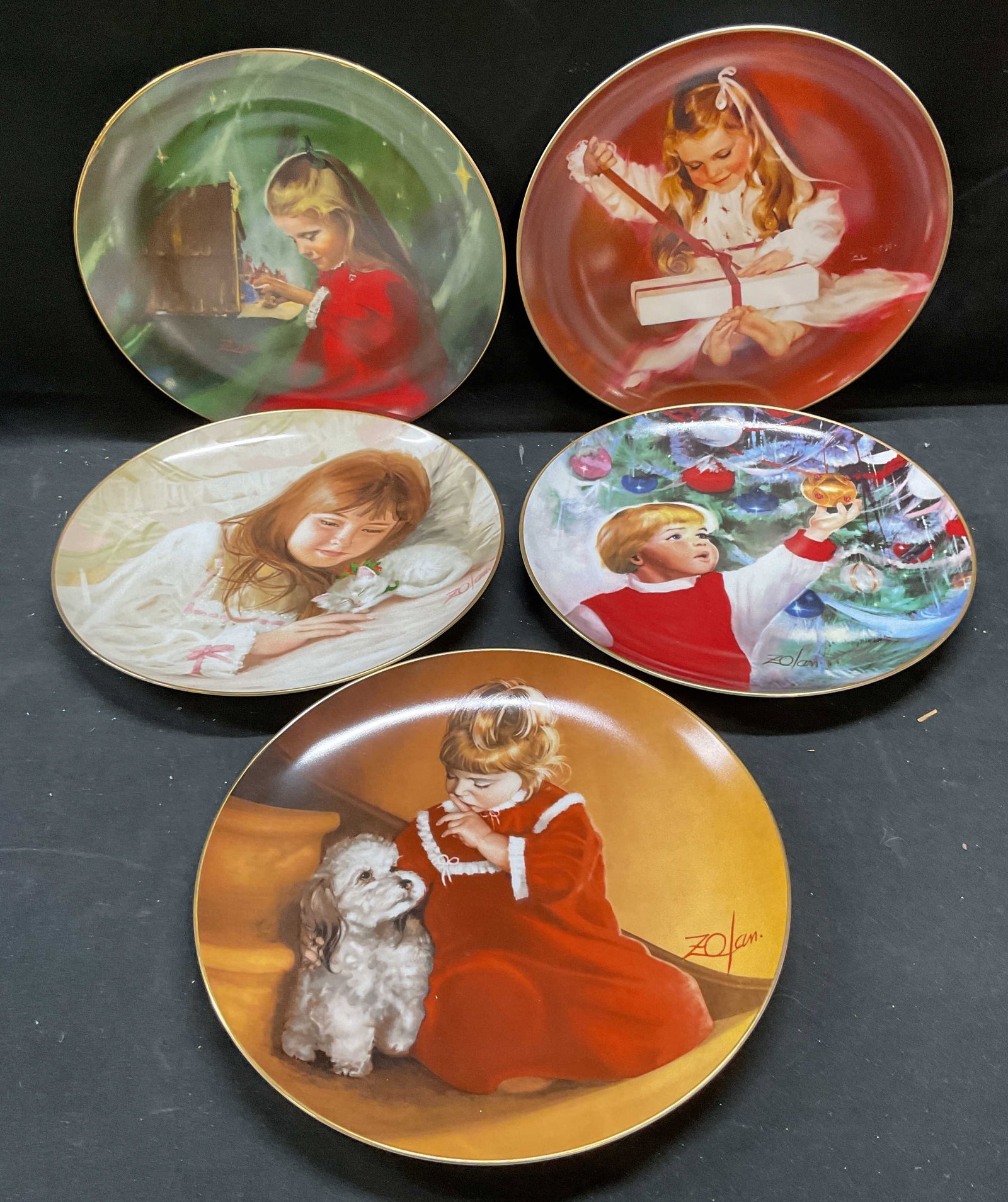 Lot 5 PEMBERTON Ltd Edt Christmas Porcelain Plates: Lot of 5 vintage PEMBERTON & OAKES porcelain limited edition collector plates. Christmas themed. Designed by Donald Zolan. Measure approx 10.5 inches wide. Includes certificates of authenticity. All s