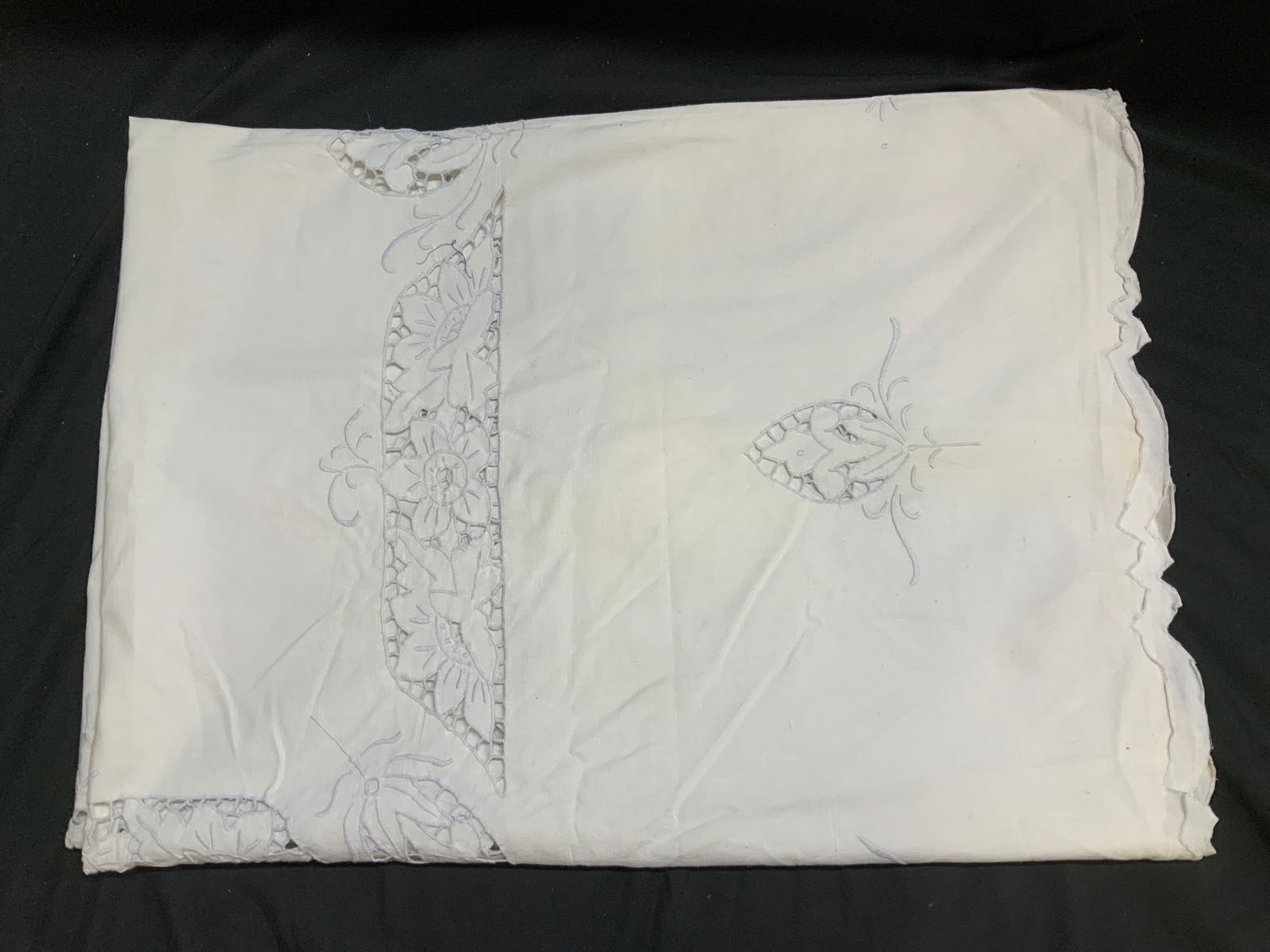 Vntg White Embroidered & Lace Style Tablecloth (1 of 7)