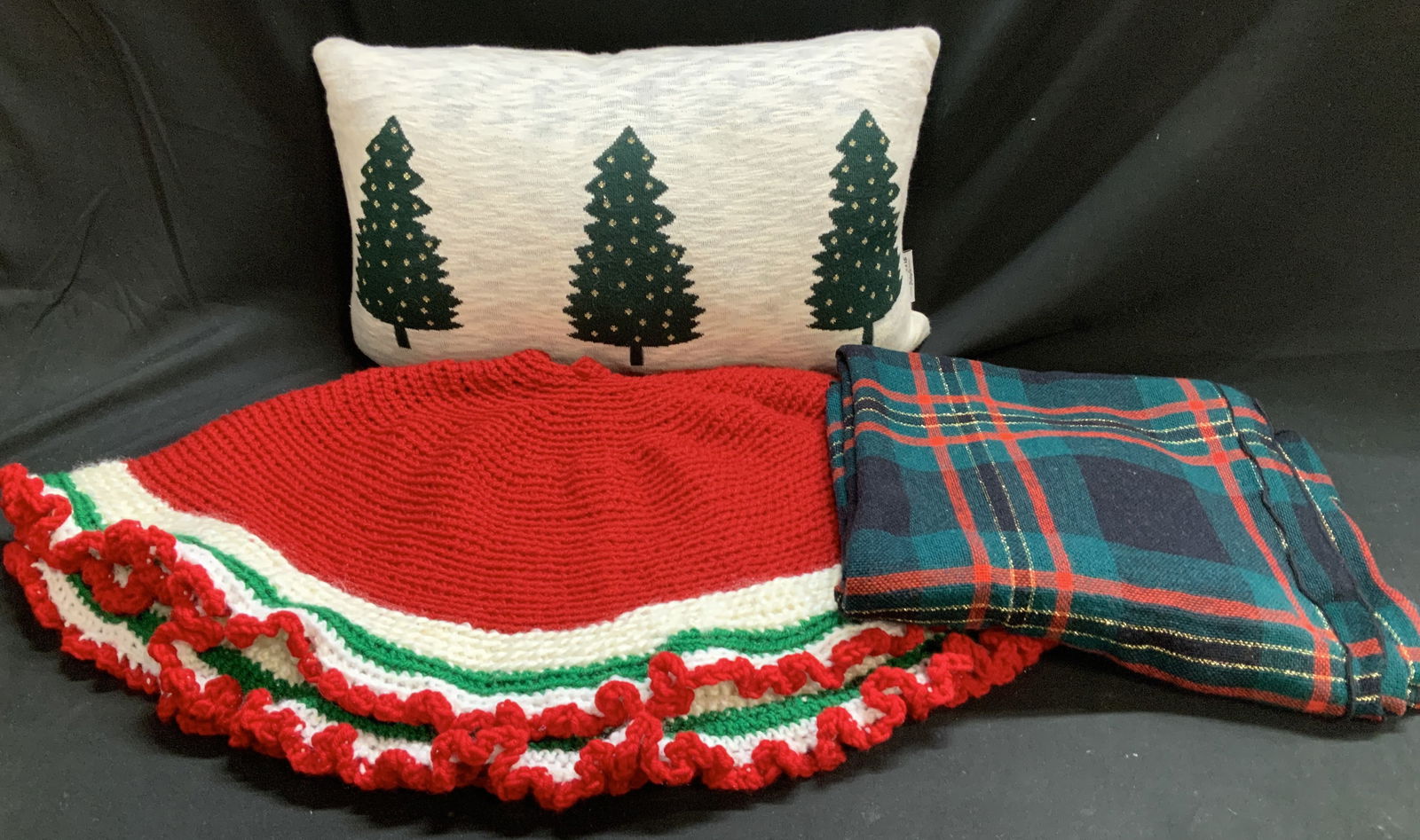 Lot 3 Christmas Pillow, Tree Skirt & Tablecloth (1 of 9)