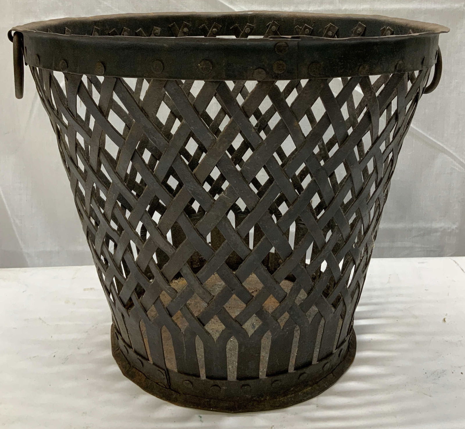 Vntg Metal Vessel W Lattice Pattern: Basket features an open lace weave design & 2 small round handles. Metal material. No visible signature or markings. Surface wear consistent to age, use & exposure. Measurements: Length 11.2in x width