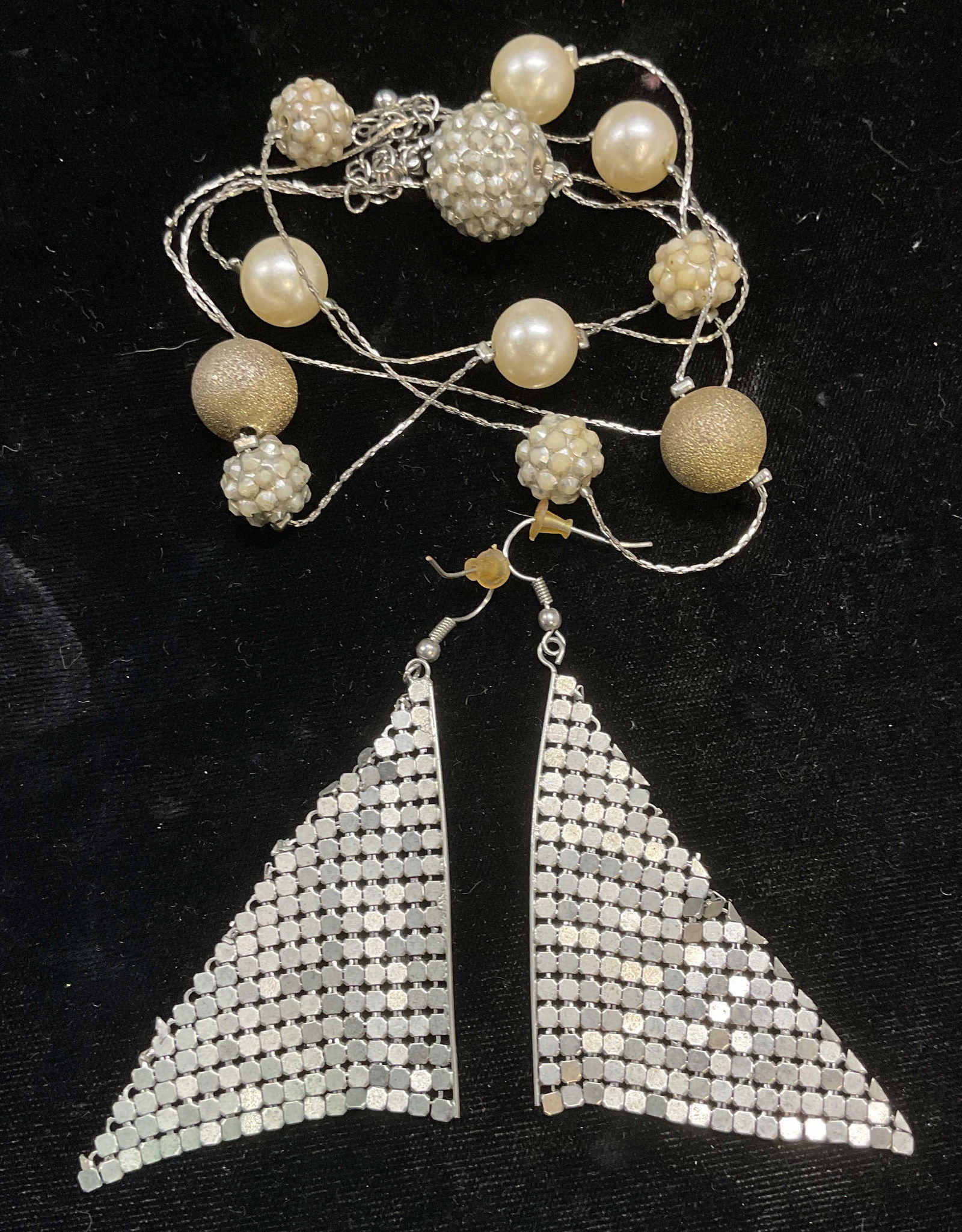 Lot 2 Faux Pearl Necklace & Mesh Earrings: Lot of 2 jewelry pieces. Silver tone mesh chain earrings. Measure approx 3 inches long. Silver tone faux pearl beaded necklace. Drop length approx 17.5 inches long. Some scratching. Jewelry, estate je