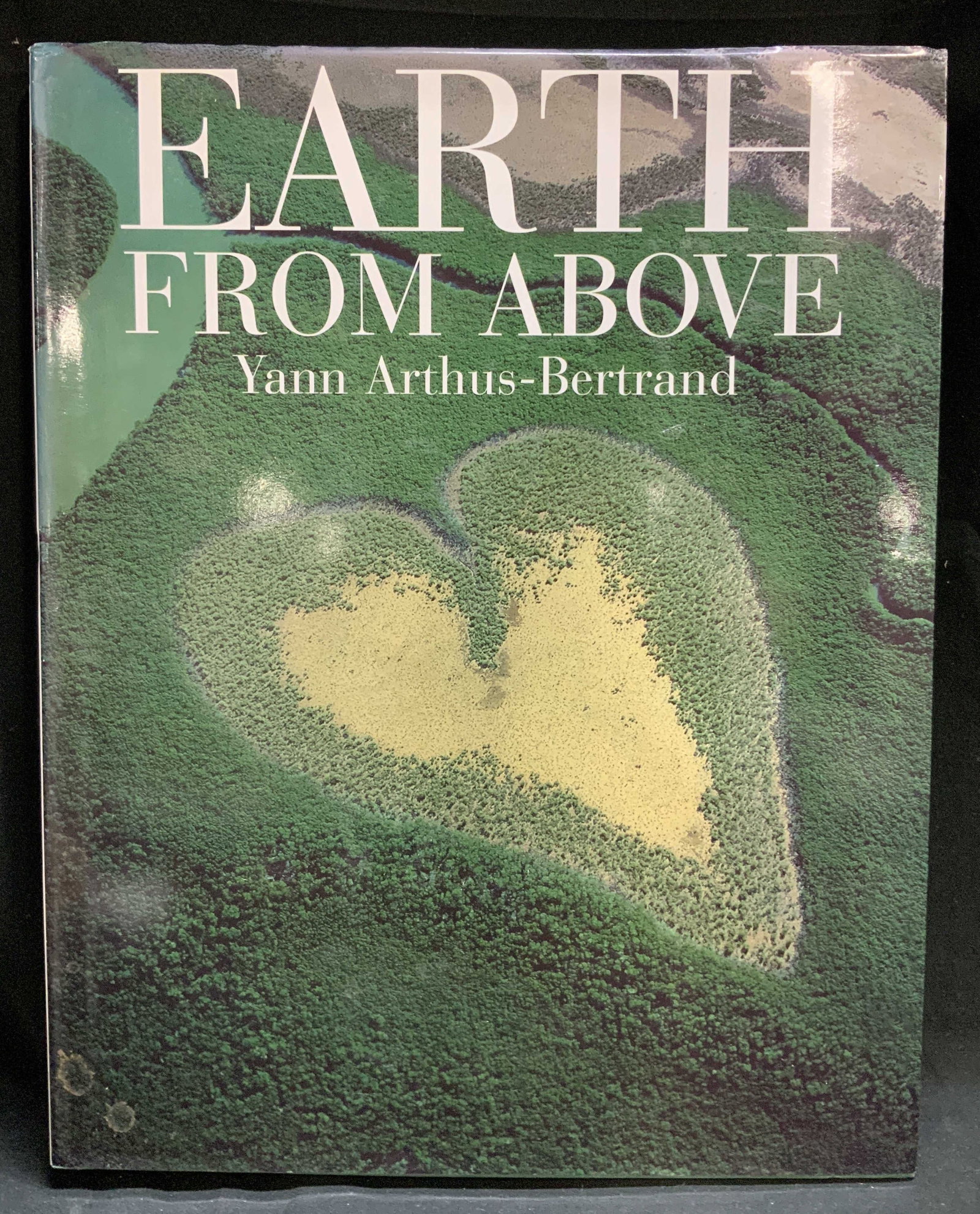 1999 Earth from Above Photo Bk Bertrand FRANCE: Earth from Above by Yann Arthus-Bertrand. Harry N. Abrams. Inc. Publishers. COPYRIGHT 1999. Printed & Bound in France. Book features photographs. Surface wear consistent to age, use & exposure. Measur