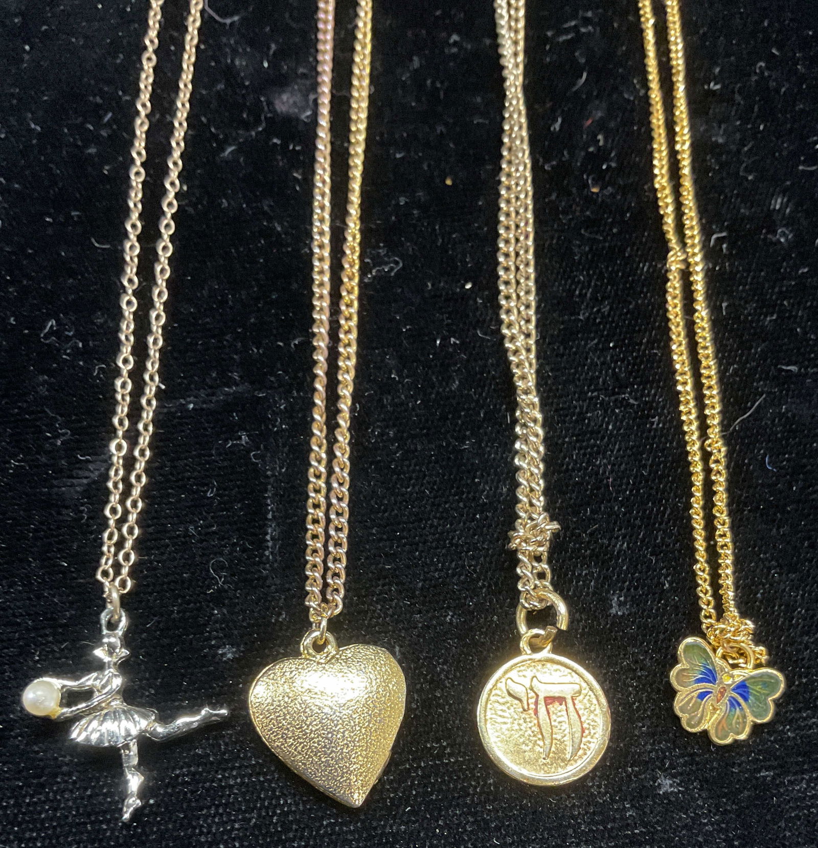 Lot 4 Vtg Gold Tone Pendant Necklaces (1 of 6)
