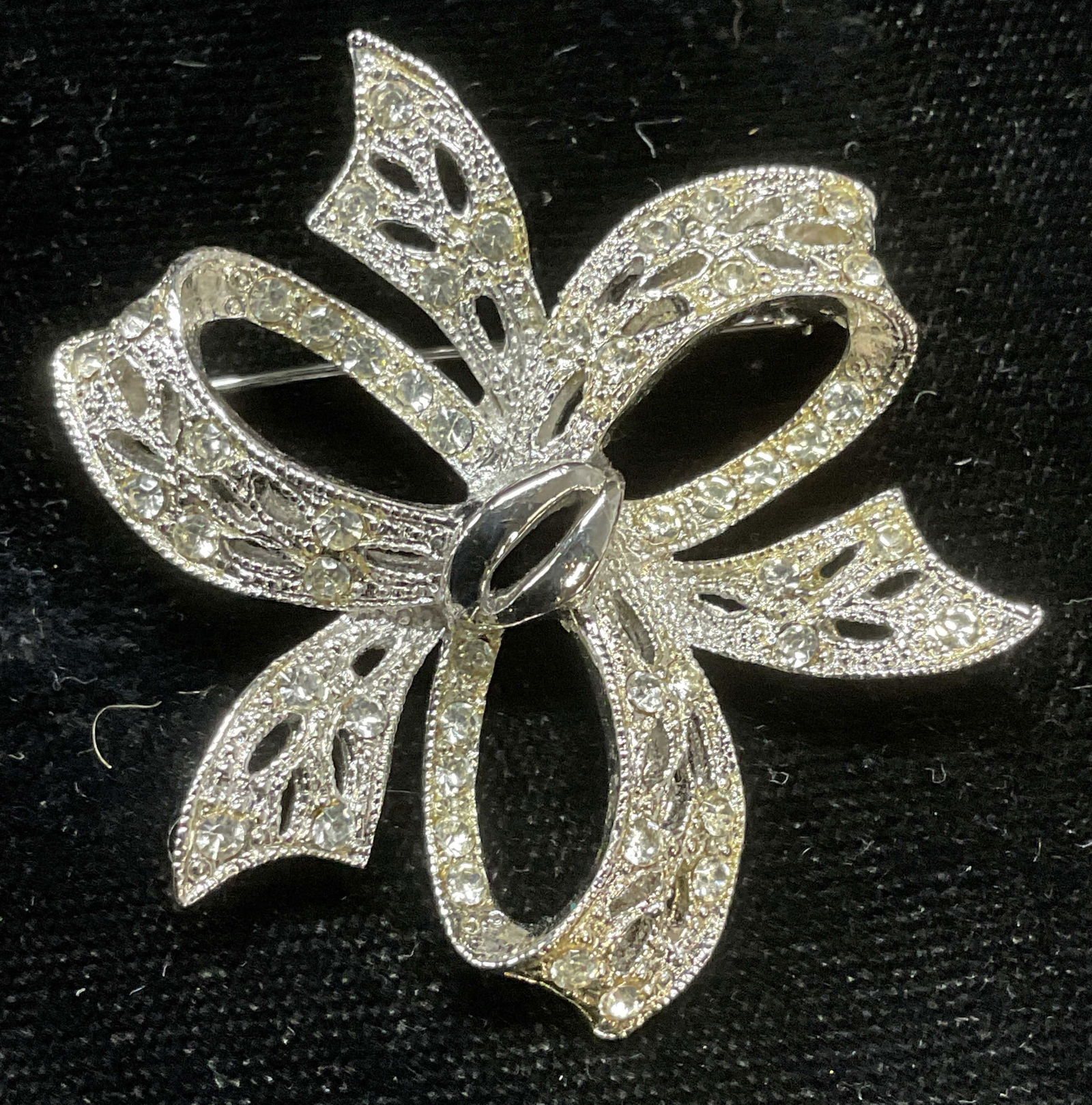 Vtg Signed Silver Tone Crystal Ribbon Brooch (1 of 6)