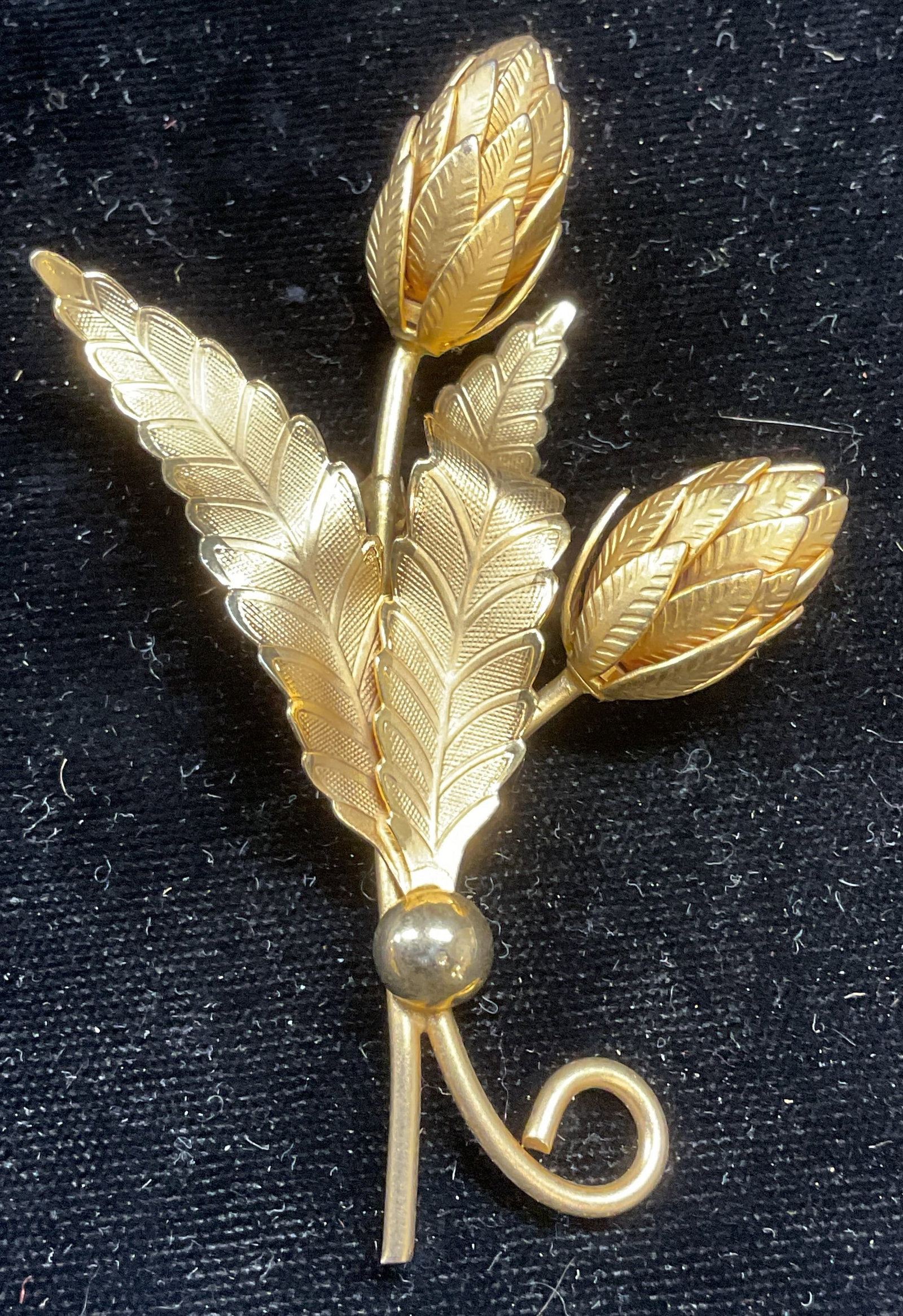 Vintage Gold Tone Flower Brooch 3 In L: Vintage gold tone flower motif brooch. Measures approx 3 x 2 inches. Some scratching. Jewelry, estate jewelry, costume jewelry, cocktail jewelry, fashion jewelry, accessories, fashion accessories, wea