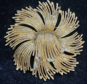 Vtg Monet Gold Tone Flower Brooch 2.5 In W