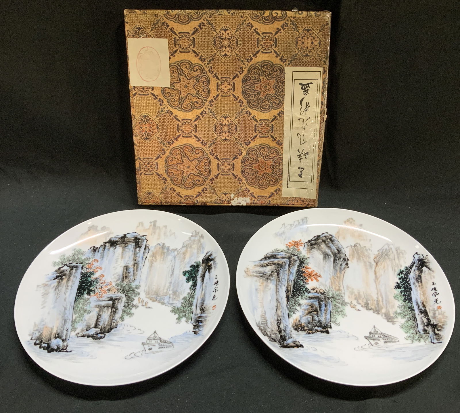 Pair Hand Painted Chinese Scenic Porc Plates W Bx (1 of 7)