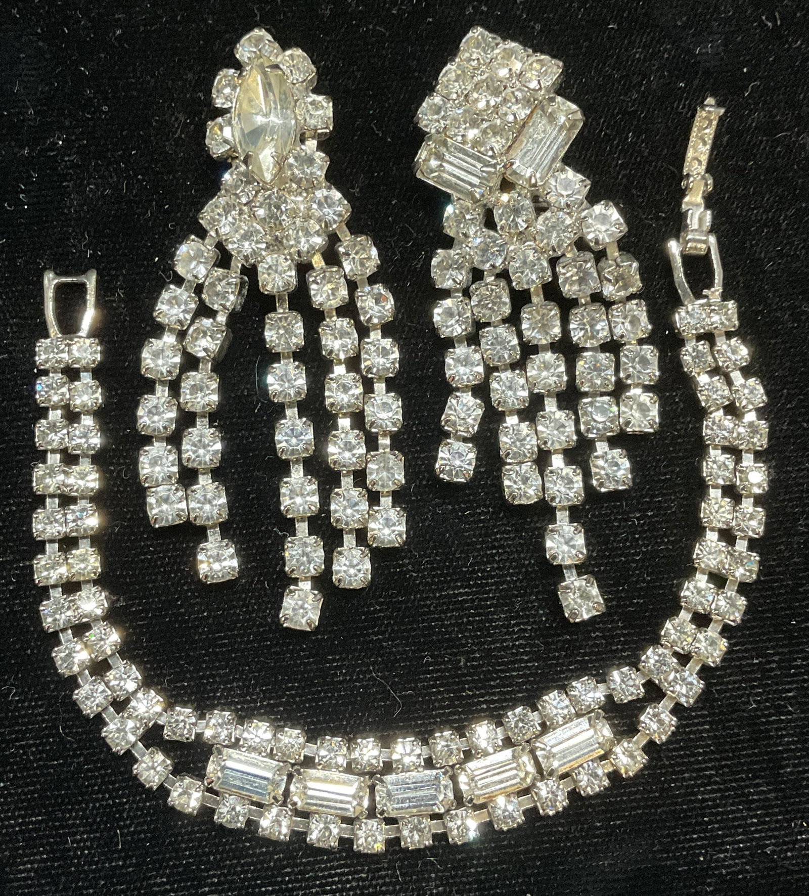 Lot 3 Art Deco Style Crystal Brooches & Bracelet: Lot of 3 jewelry poetics. Art deco style silver tone crystal brooches and bracelet. Bracelet measures approx 7 inches long. Brooches approx 2.75 inches long. Some scratching. Jewelry, estate jewelry, 